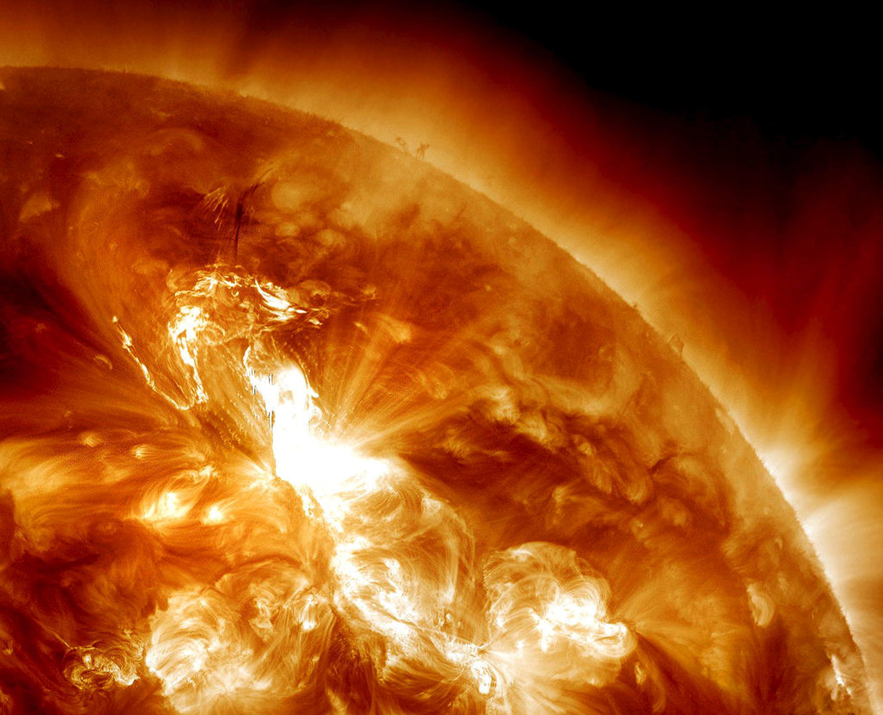 Tormenta solar captada por el observatorio SOHO.