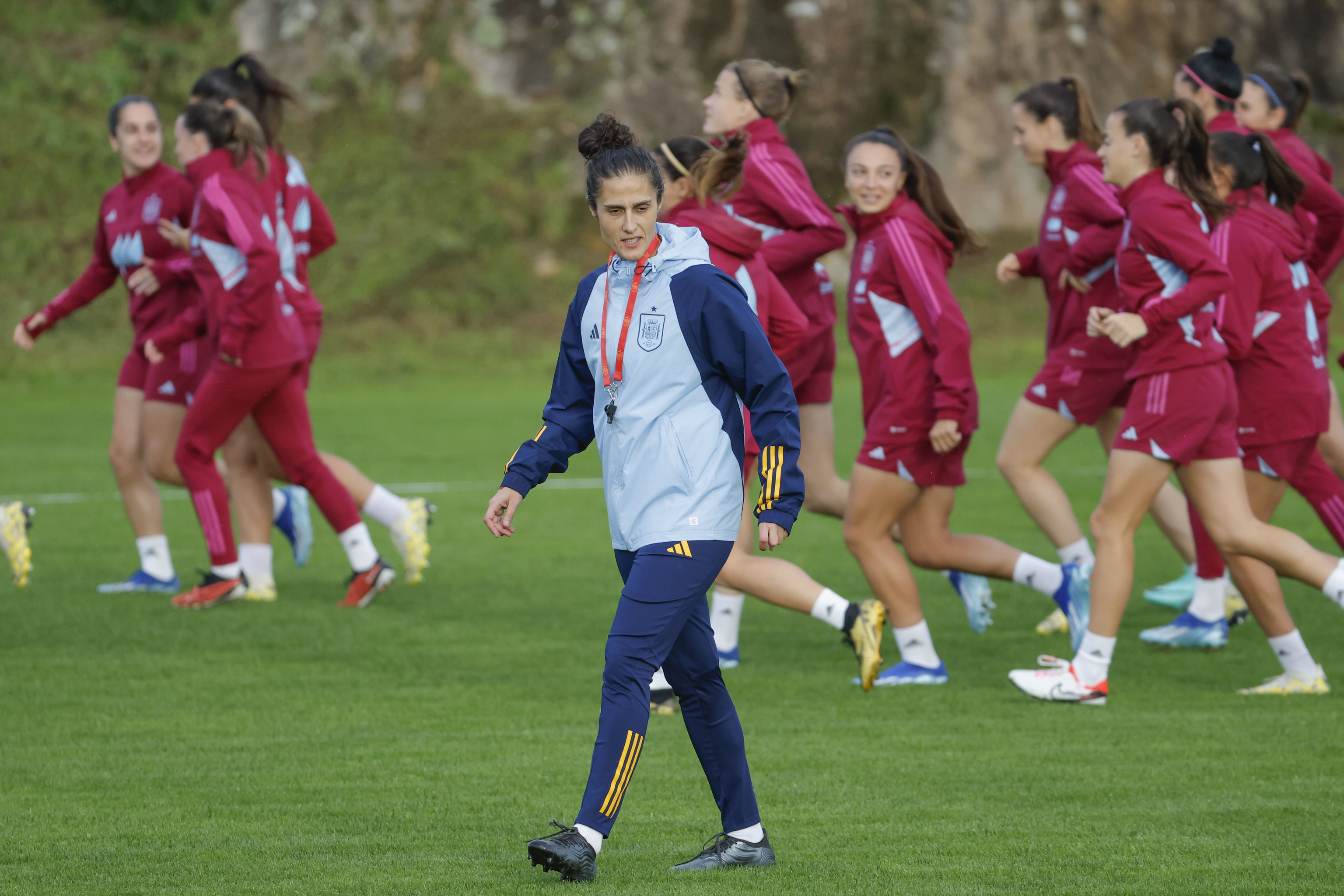 La entrenadora de la selección española de fútbol,  Montse Tomé, durante el último entrenamiento en Pontevedr