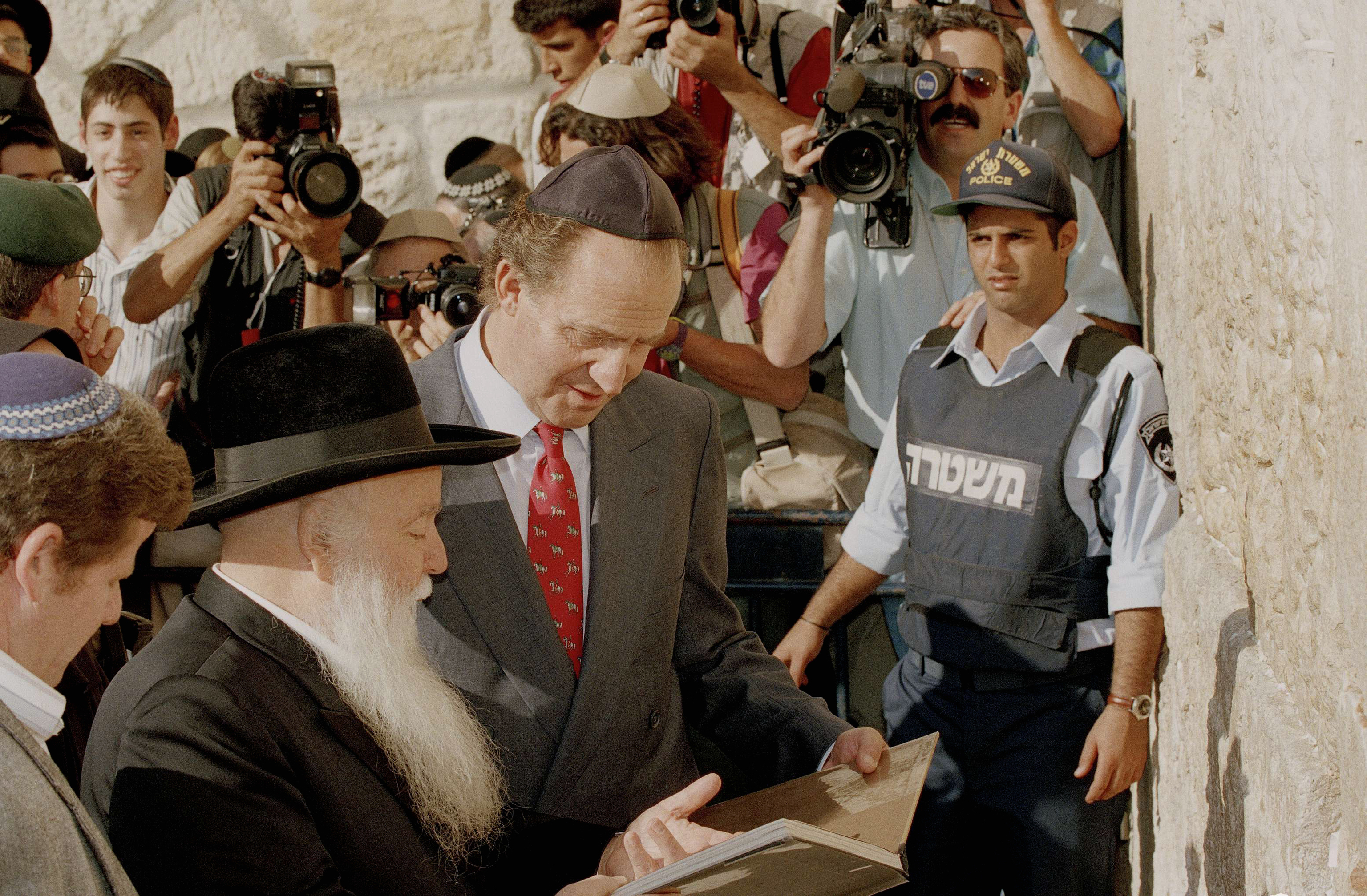 El Rey Juan Carlos recibe un libro del rabino Yehuda Getz, en Jerusalén, en 1993.
