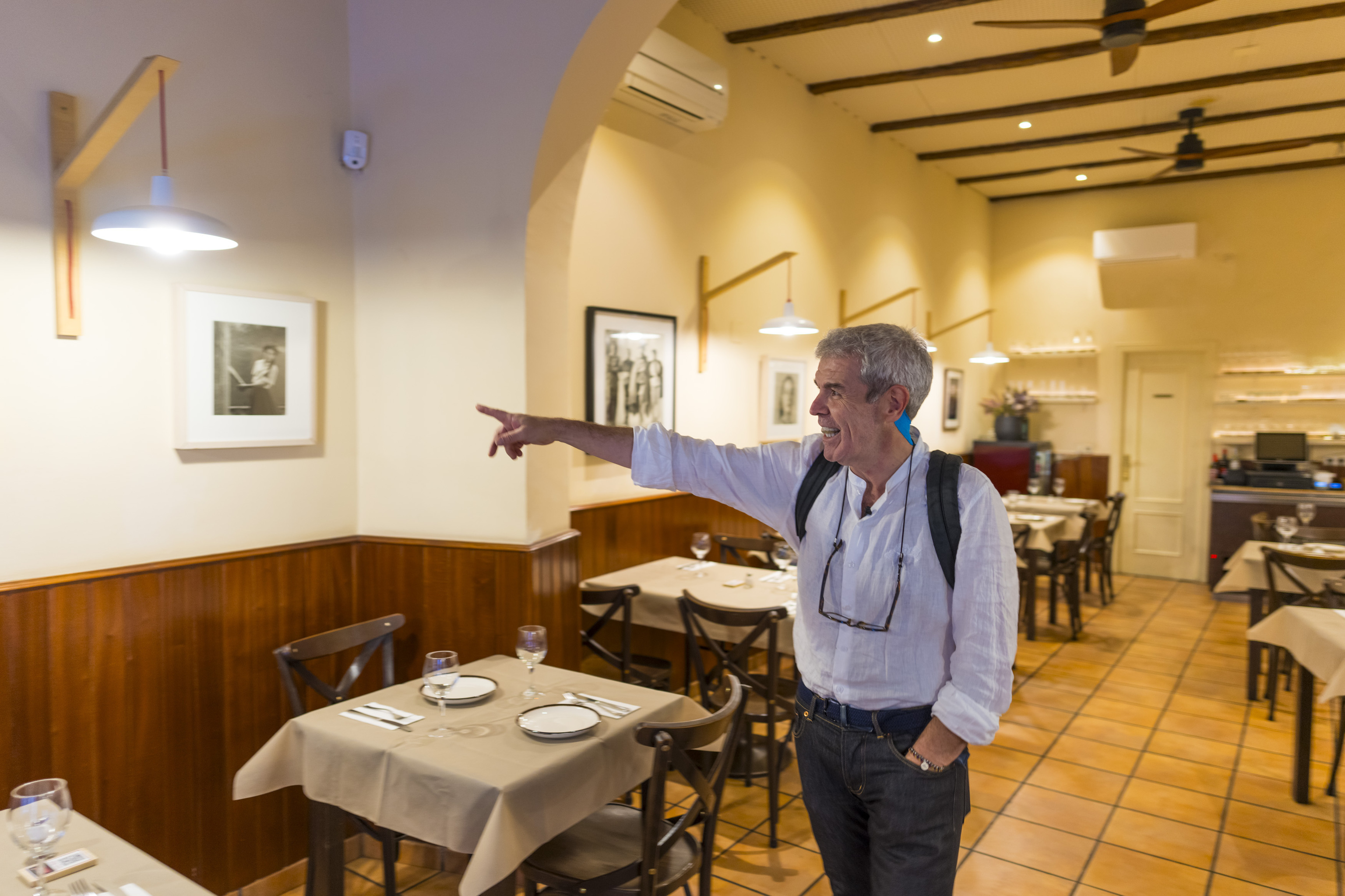 Caprile, señalando una de las fotografías, probablemente de García-Alix, que decora el Restaurante Bogotá.