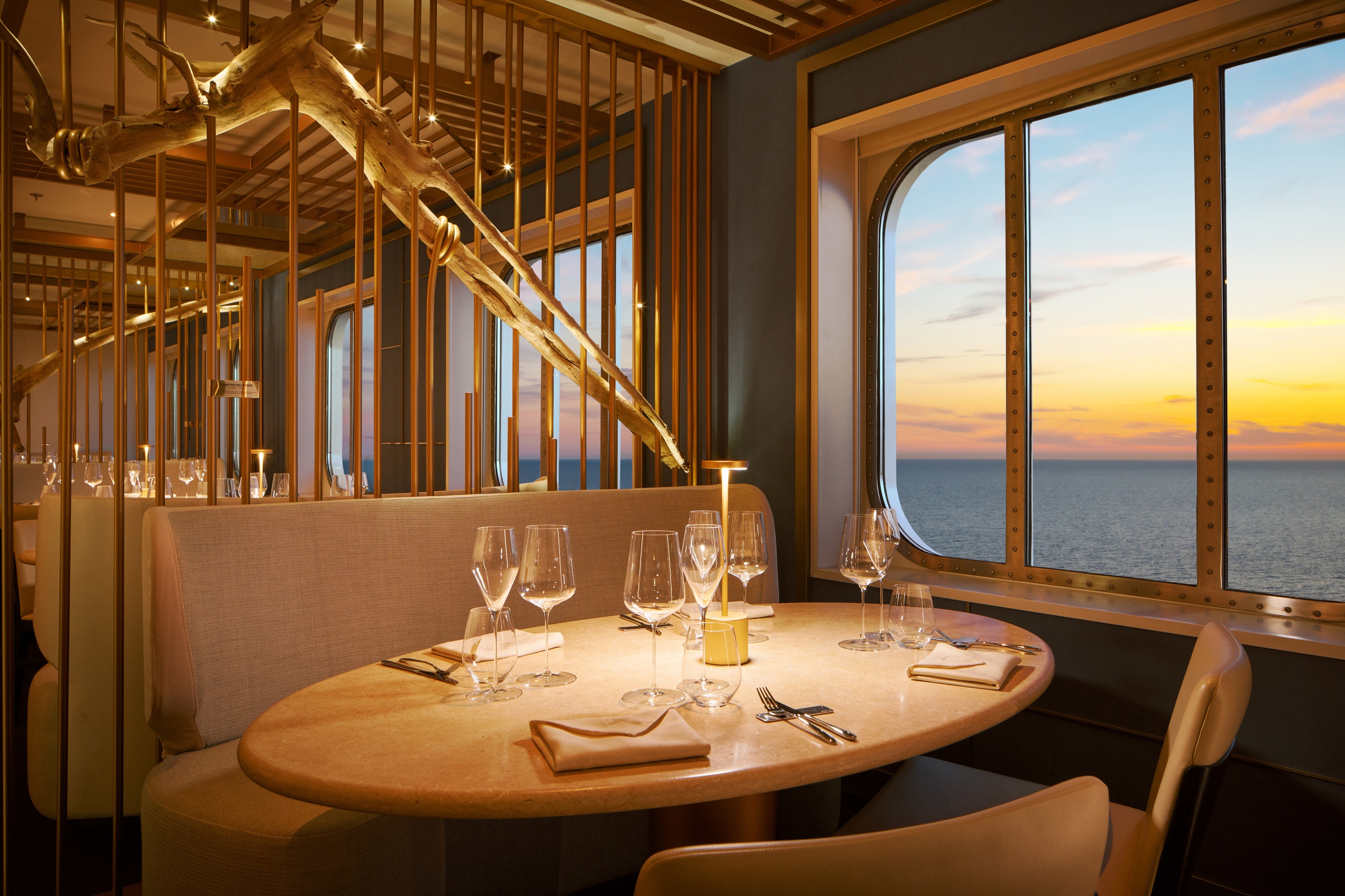 Mesa con vistas al mar del restaurante Archipelago.