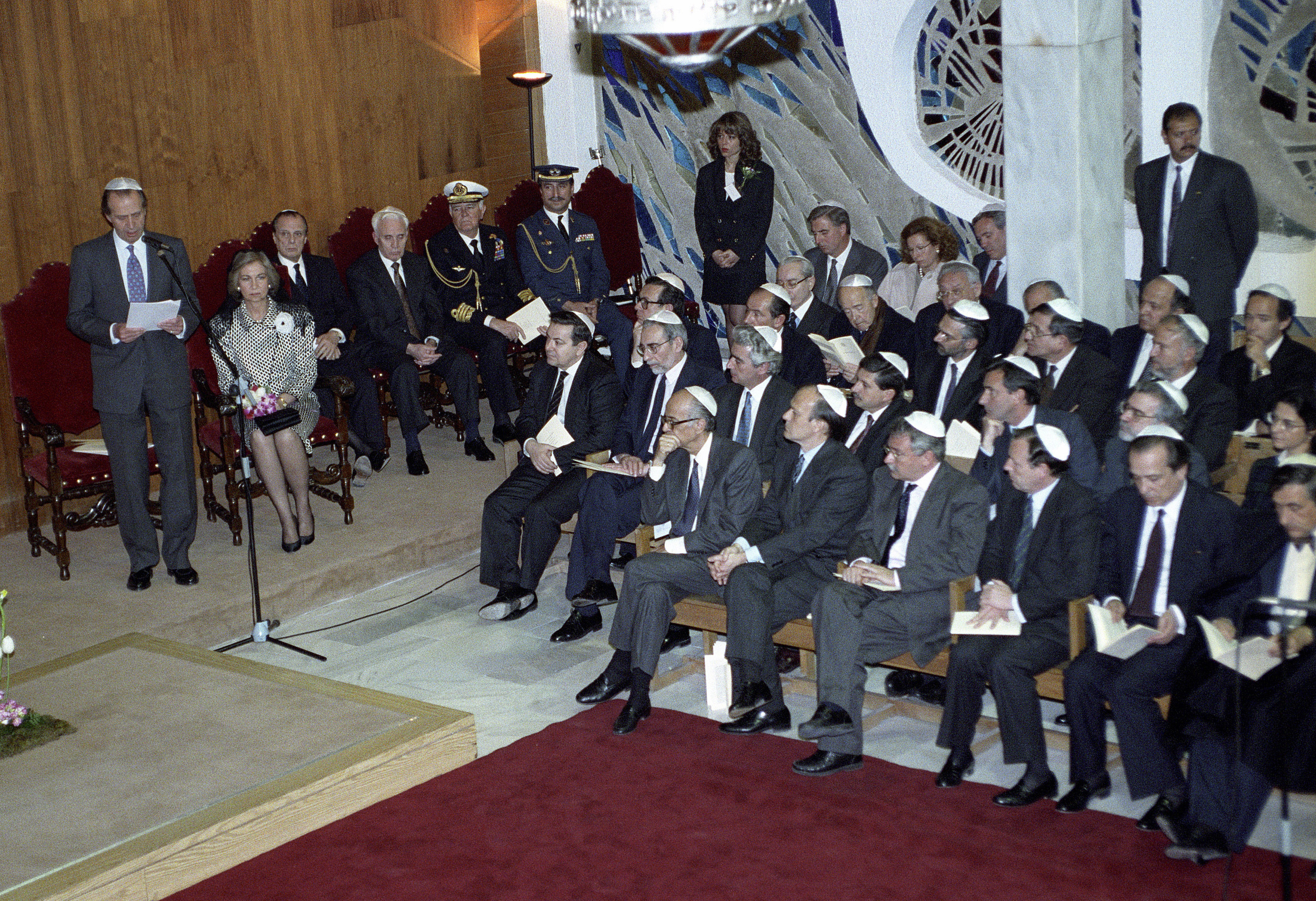 El Rey Juan Carlos y la Reina Sofía en la sinagoga Bat Jaacov de Madrid en 1992