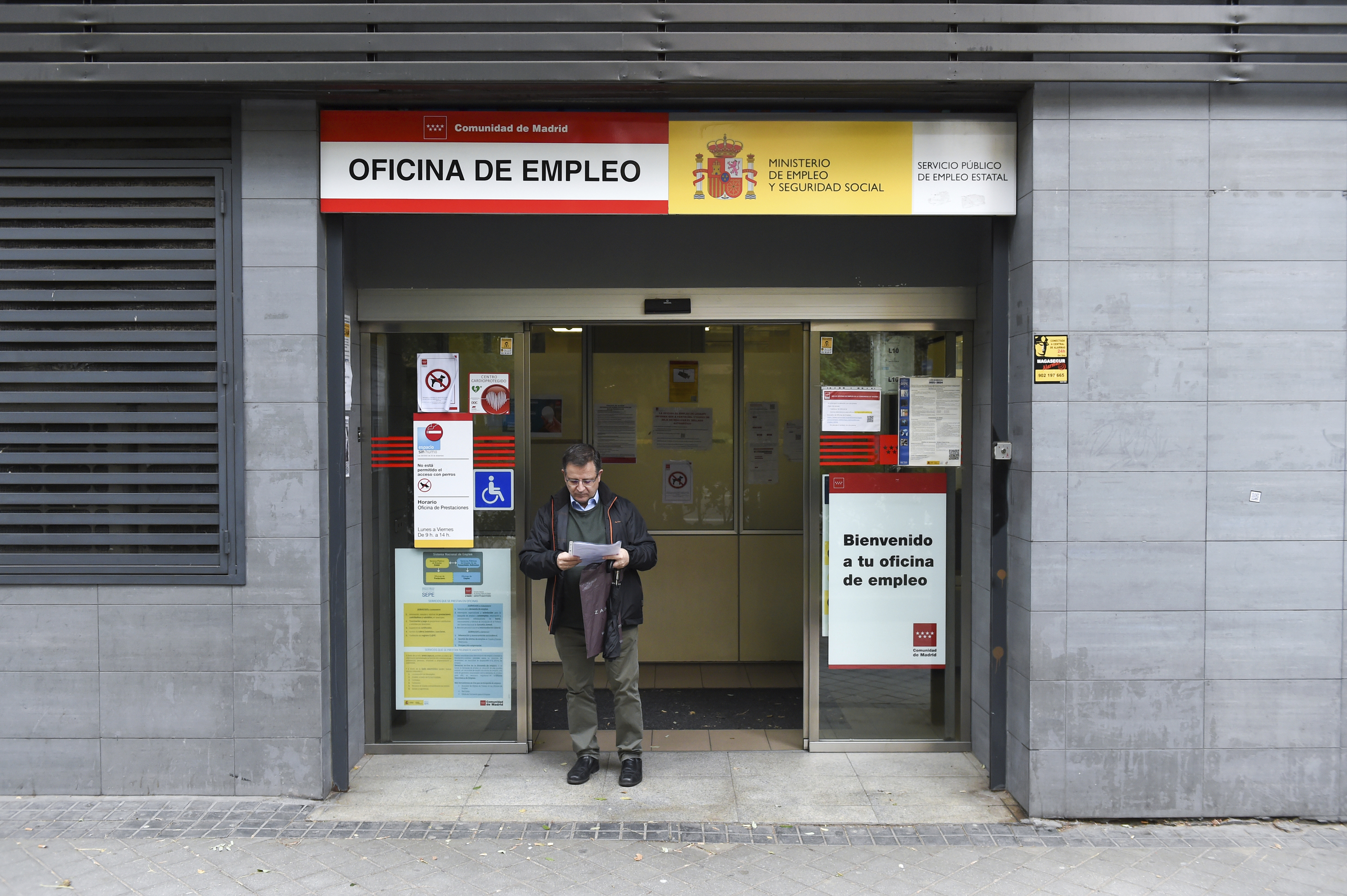 Una persona sale de una oficina del SEPE en Madrid