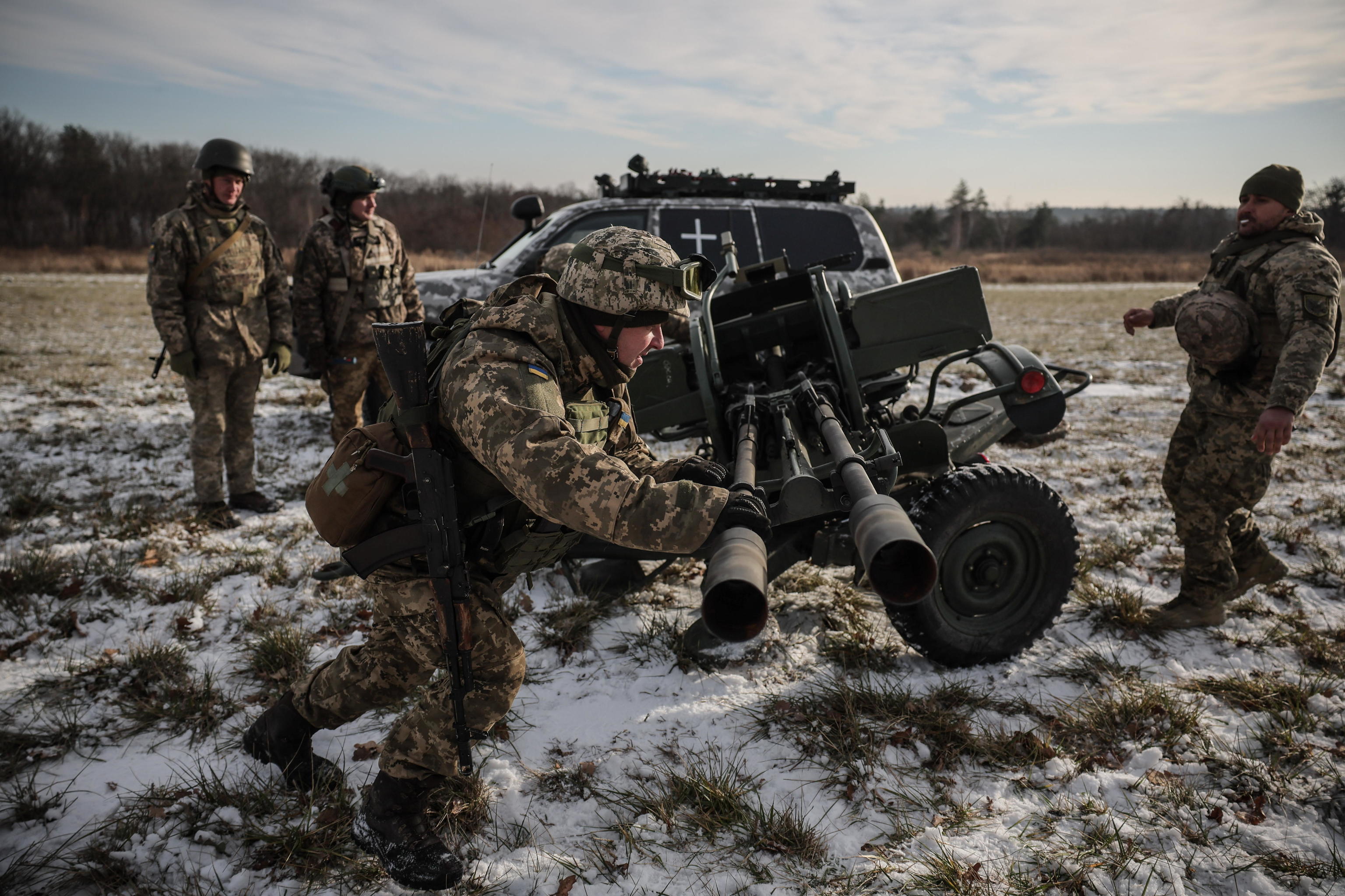 Tropas ucranianas montan un cañón antiaéreo para frenar los ataques de drones rusos