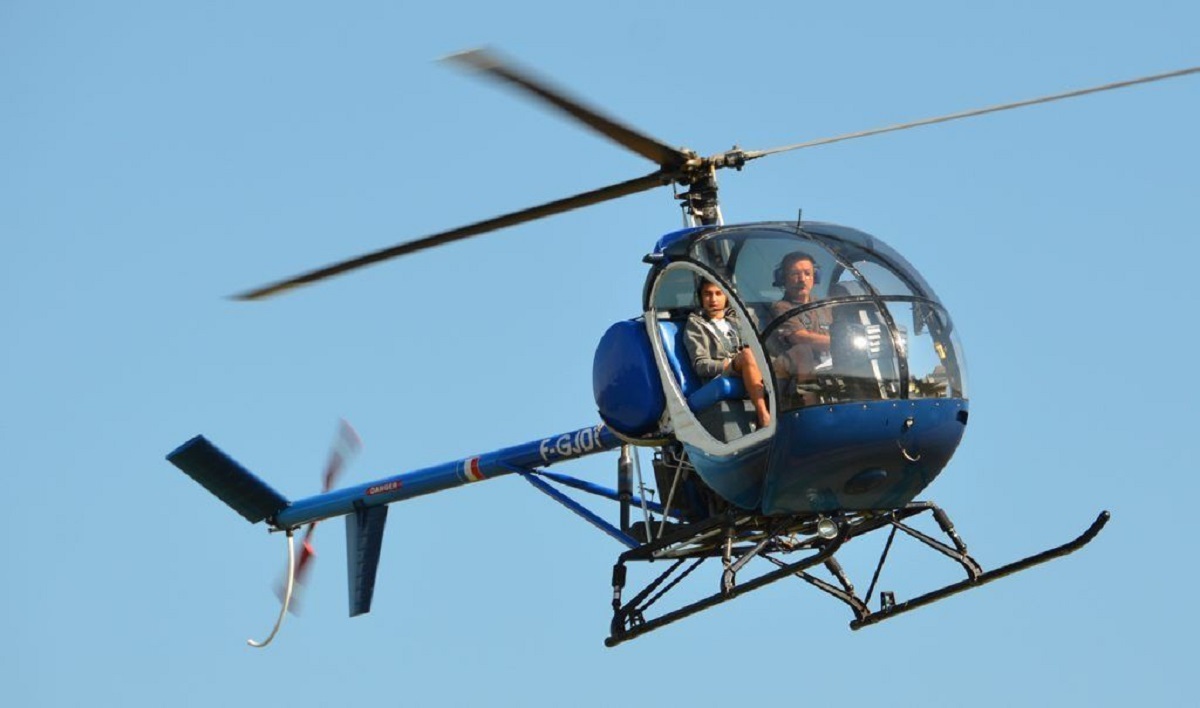 Jean-Marie, a los mandos de un helicóptero durante un vuelo de exhibición.