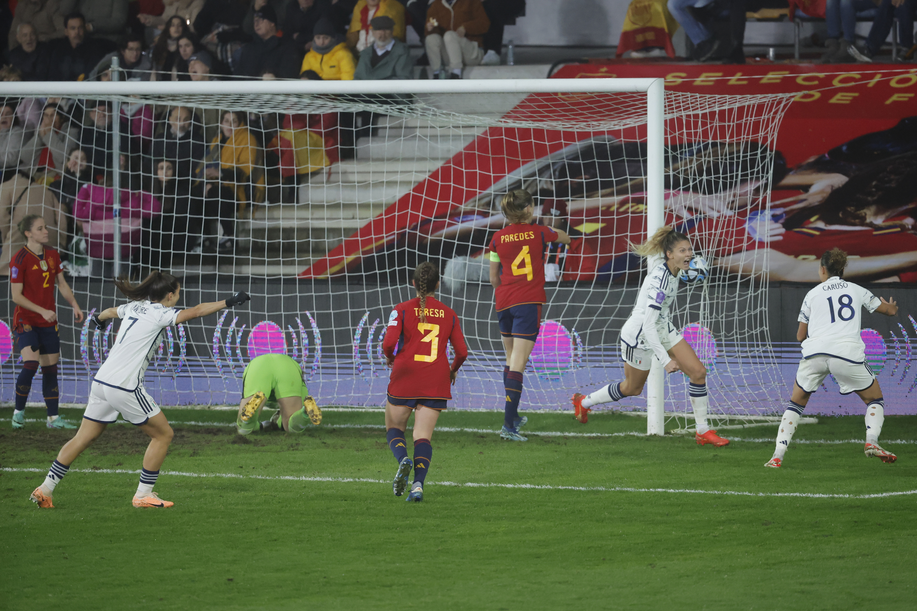 Cambiaghi celebra el segundo gol de Italia ante España.