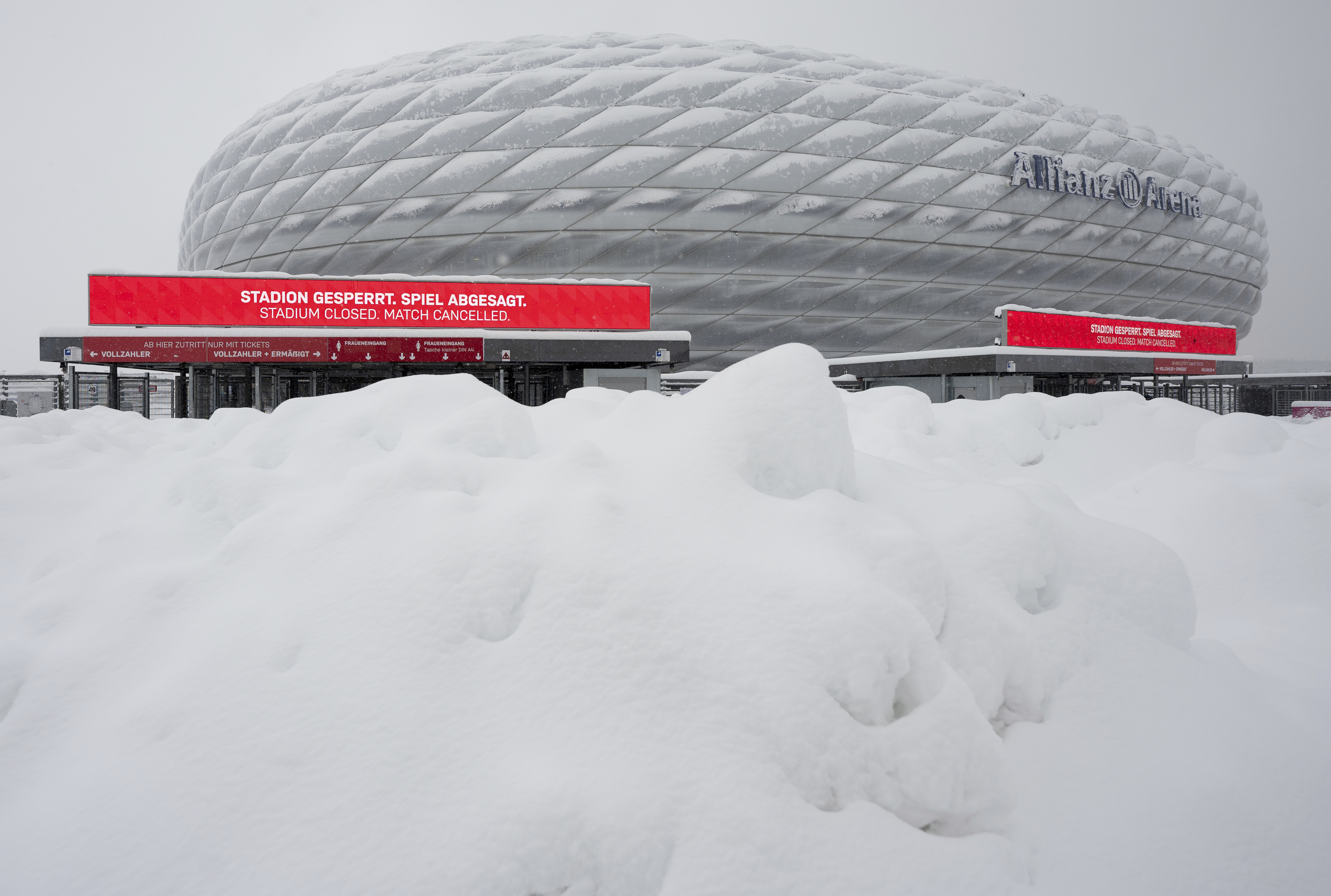 La entrada al estado Allianz de Múnich, cubierta de nieve, este sábado.