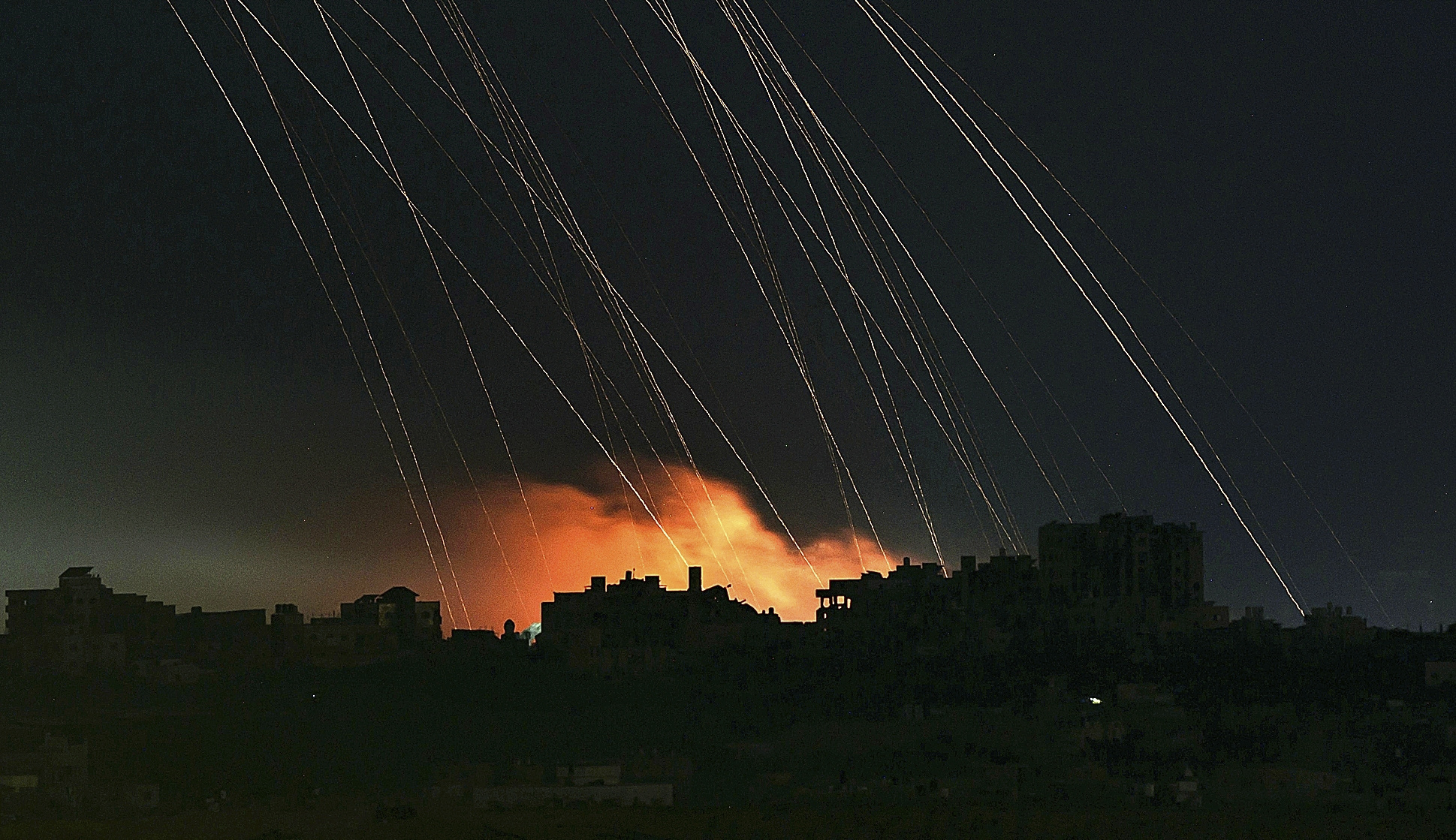 Fotografía de larga exposición tomada desde el sur de Israel en la que se ven los bombardeos y el fuego provocado en el norte de Gaza este sábado.