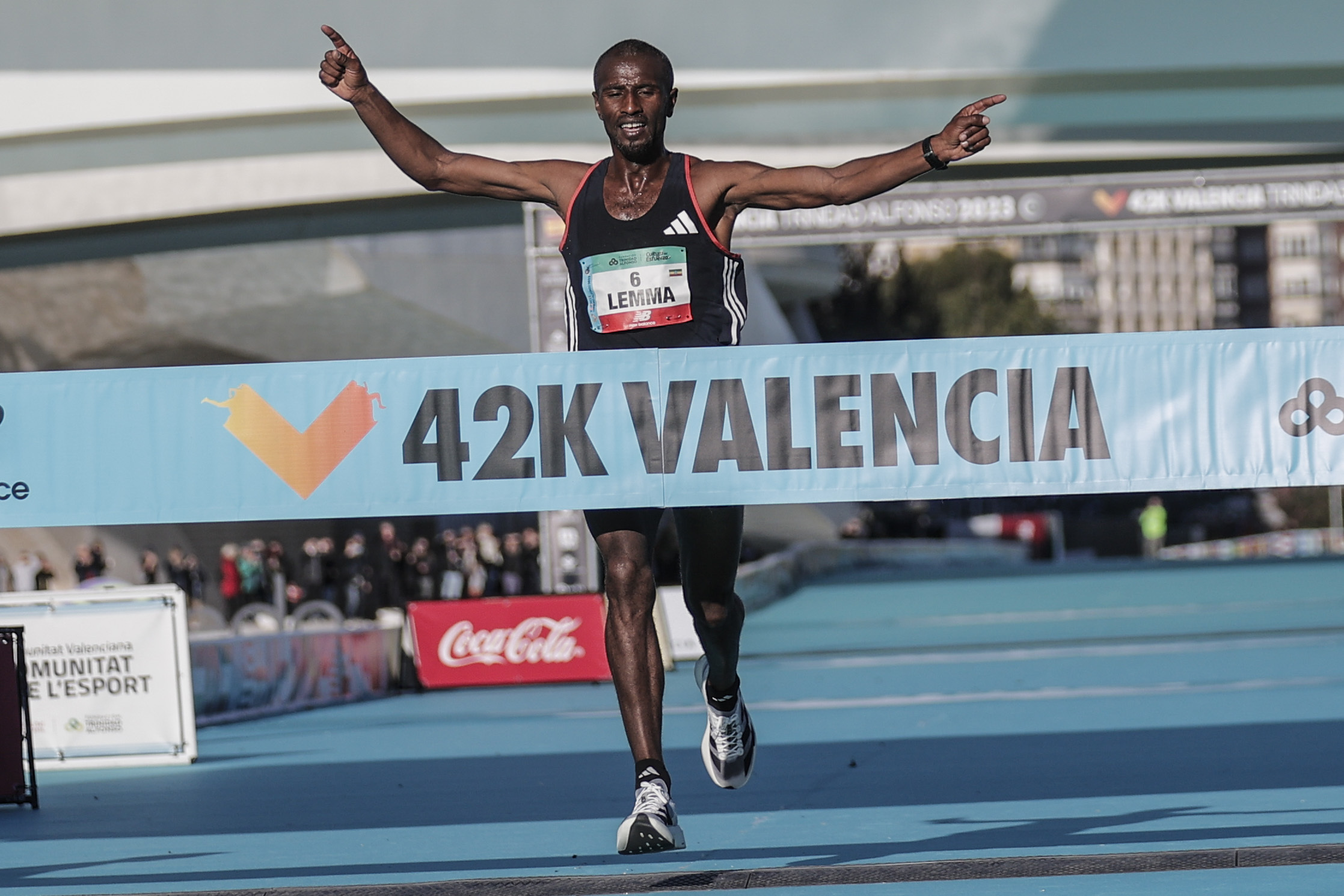 Lemma cruza la meta del Maratón de Valencia en la Ciudad de las Artes.