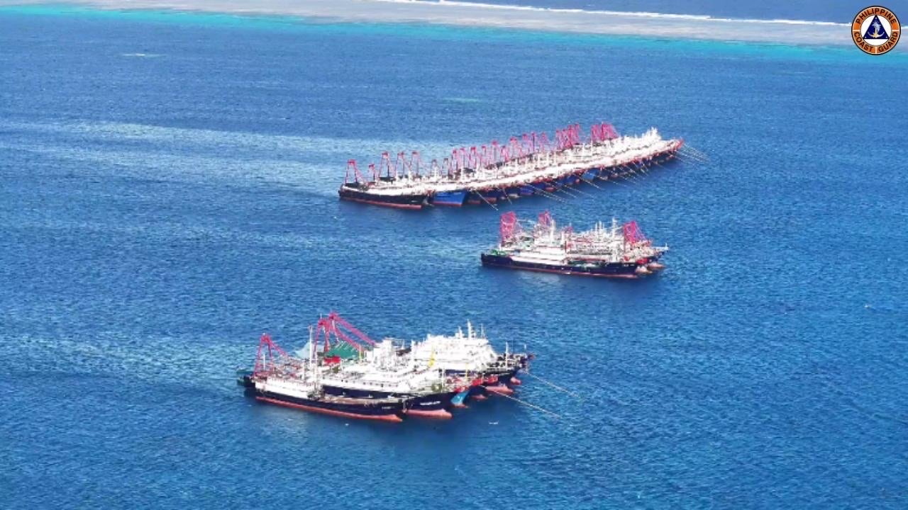 Filipinas acusa a un «enjambre» de 135 barcos chinos de invadir un arrecife que reclama