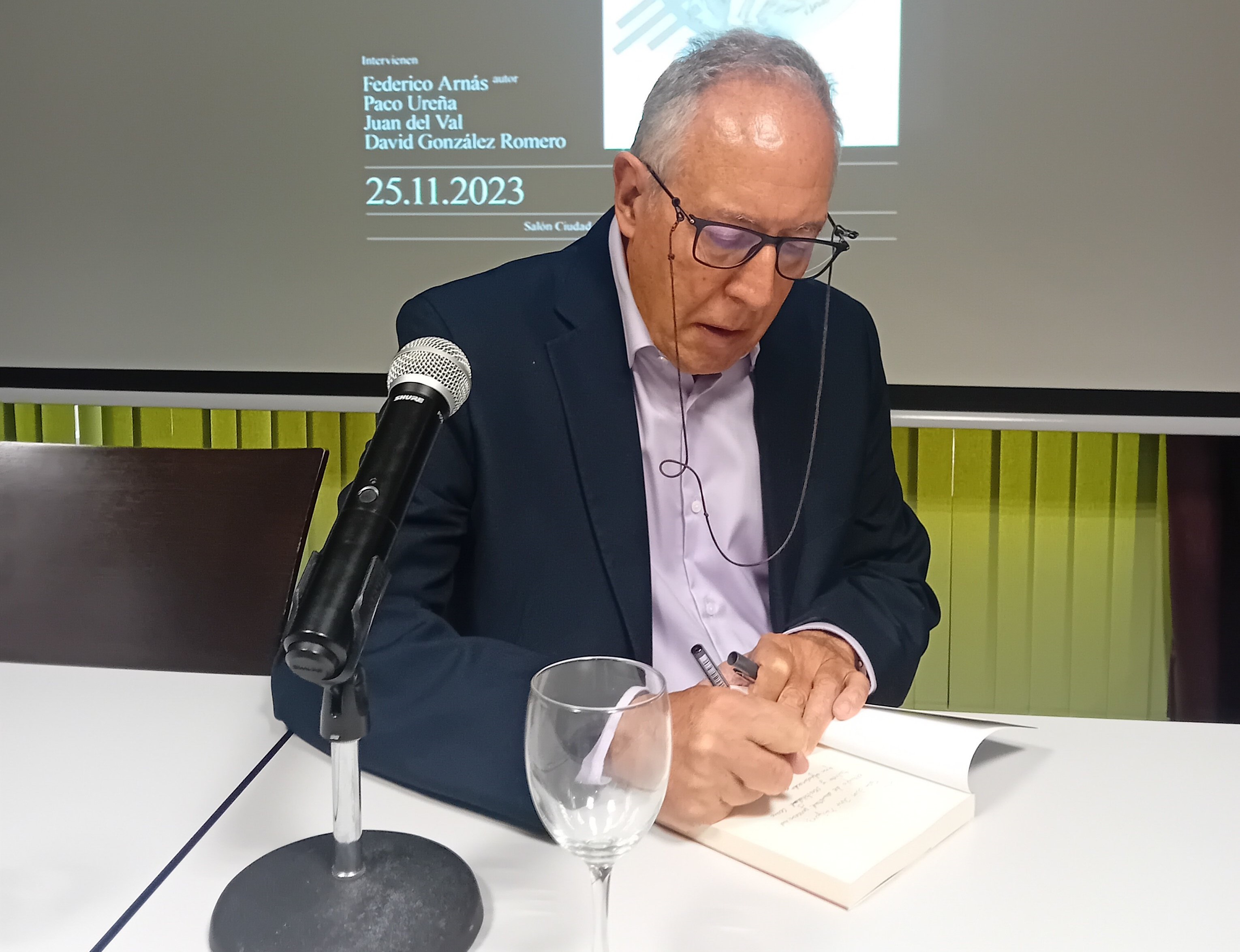 Federico Arnás en la firma de libros.