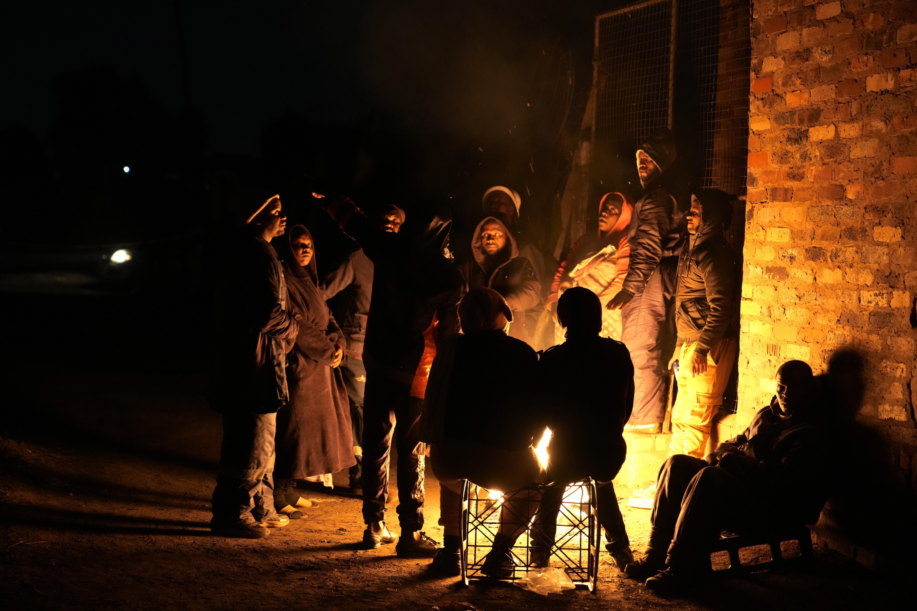 Una muchedumbre quema vivos a siete presuntos criminales en Sudáfrica