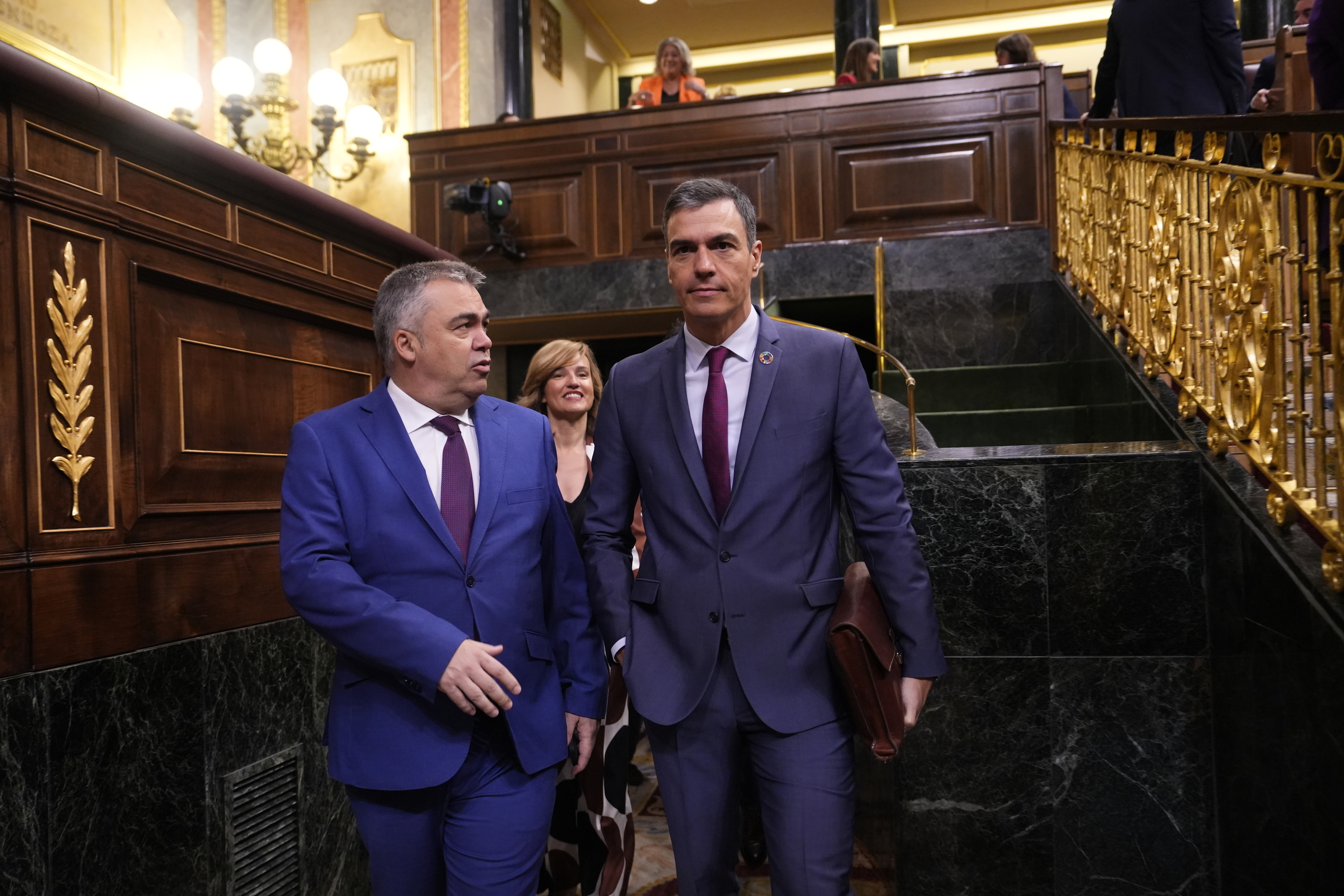 El presidente del Gobierno, Pedro Sánchez, conversa con Santos Cerdán León