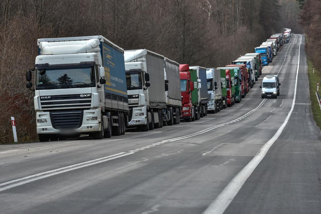 El paso fronterizo con Polonia abrirá el lunes para camiones vacíos que salgan de Ucrania