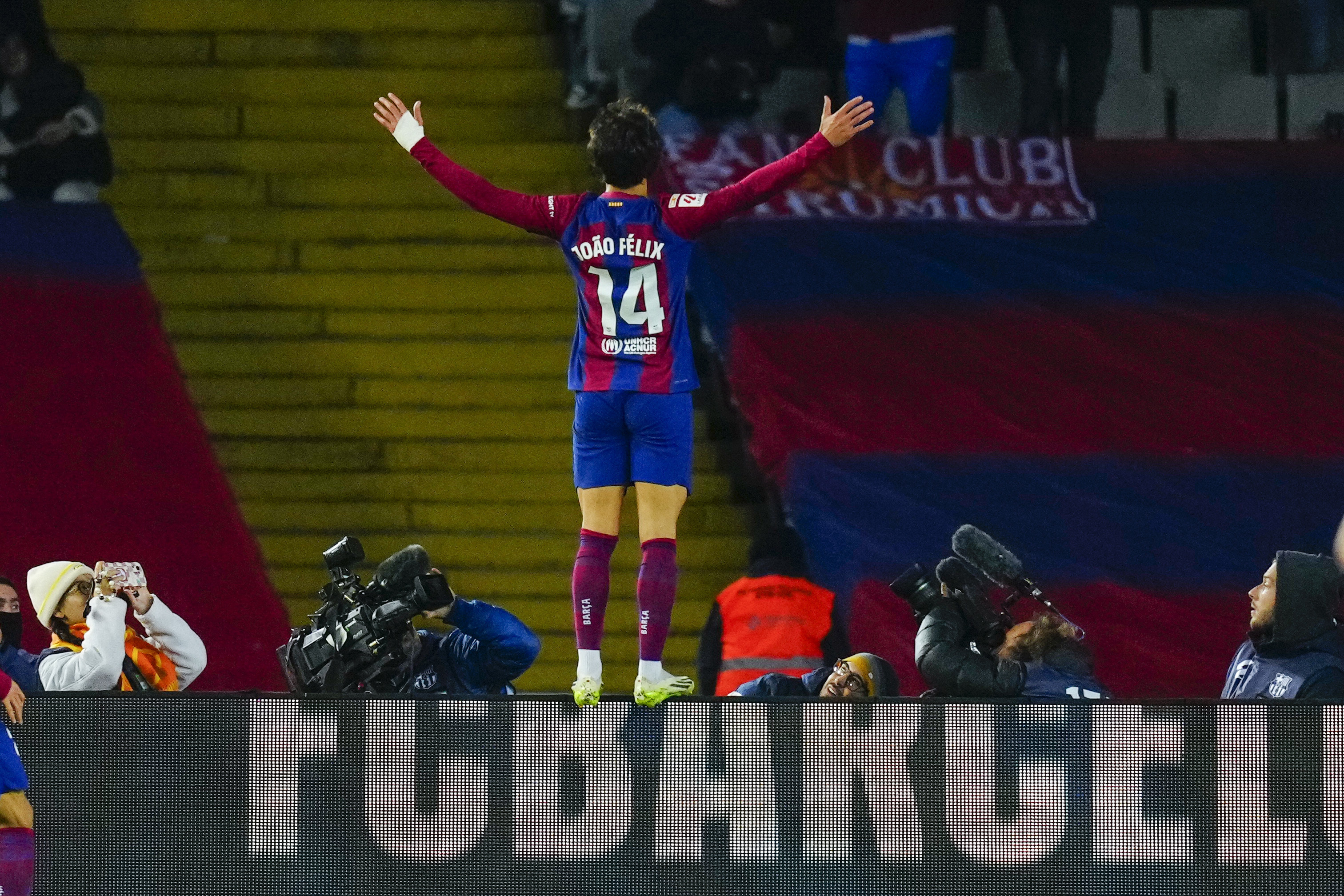 Joao Félix celebra el gol con el Barcelona.