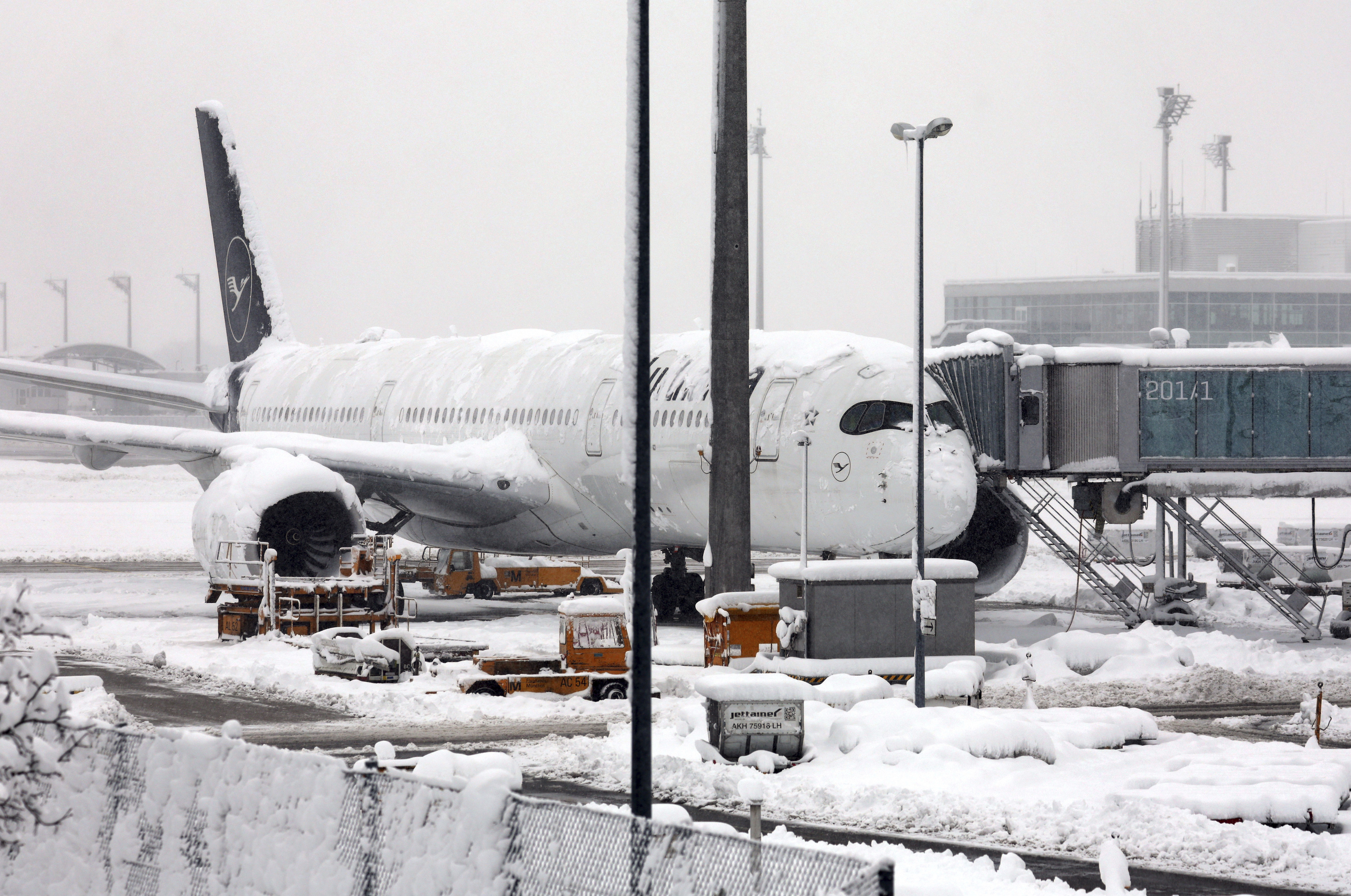 Las fuertes nevadas siembran el caos en los aeropuertos europeos y colapsan las carreteras en el Reino Unido