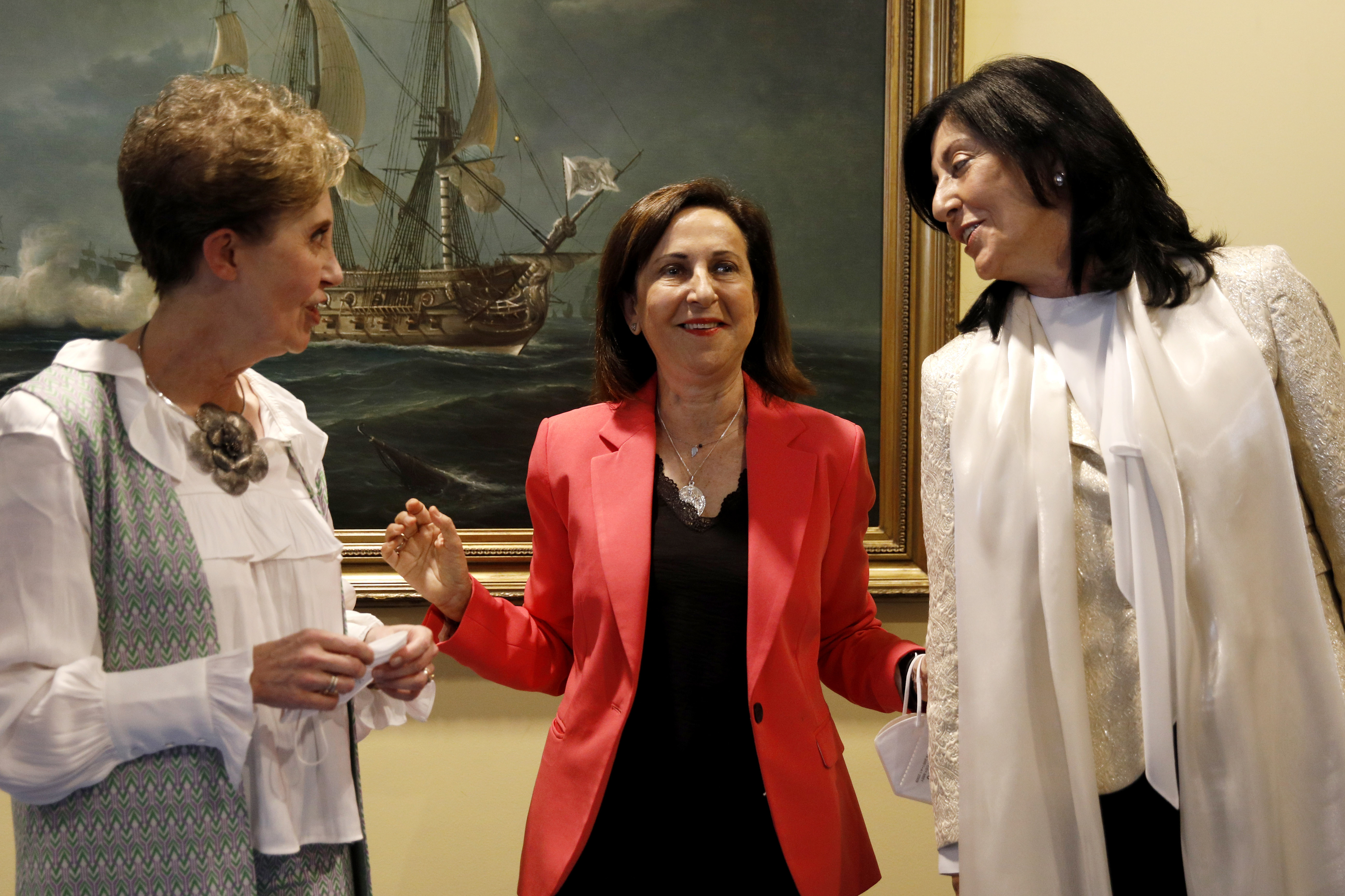 Esperanza Casteleiro, a la derecha, con la ministra Margarita Robles y la ex directora del CNI, Paz Esteban.