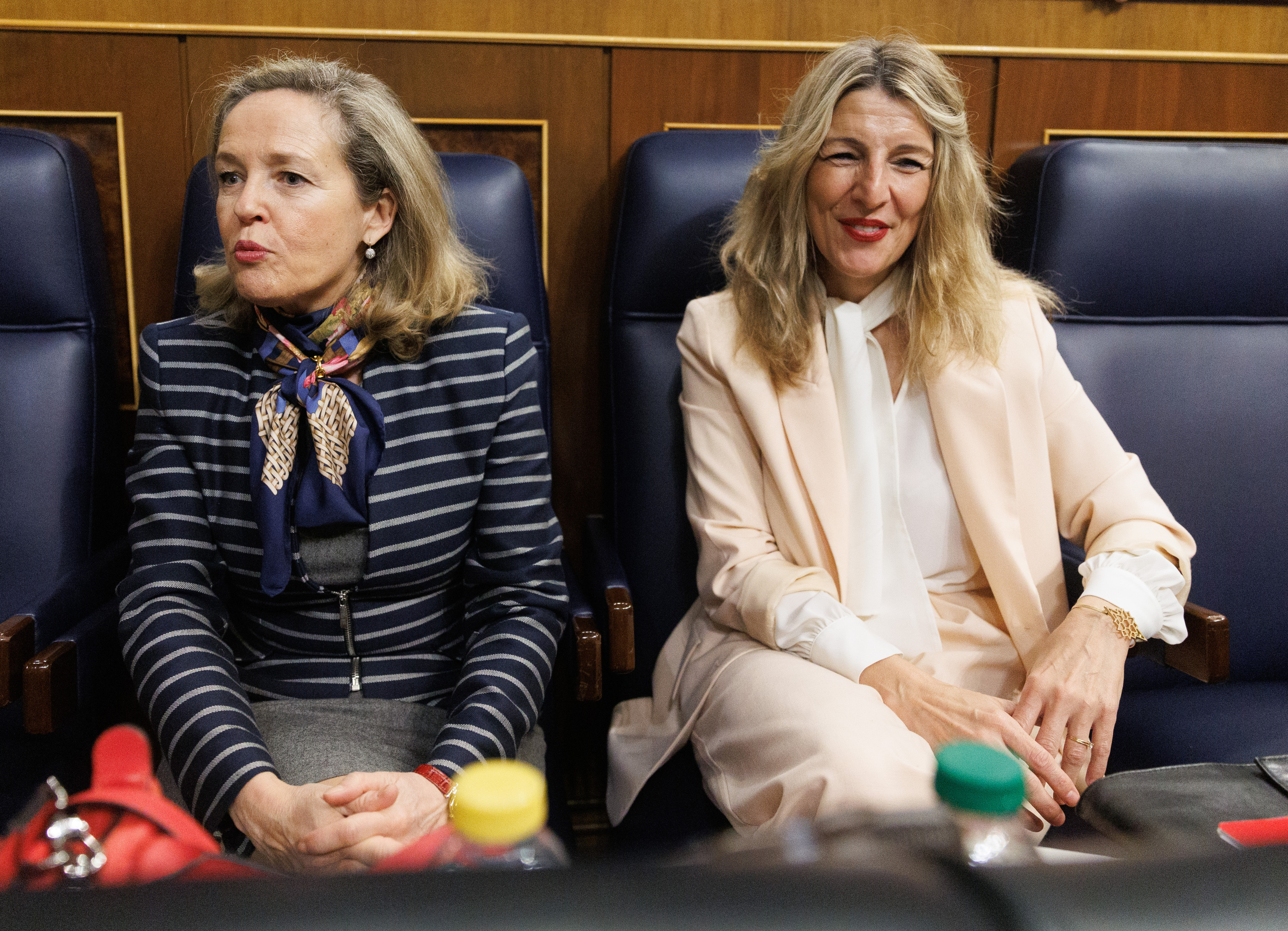 Las ministras de Economía y de Trabajo, Nadia Calviño y Yolanda Díaz, en el Congreso.