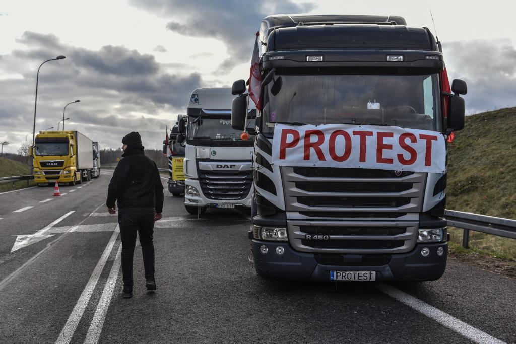 Bruselas ve «motivos» para expedientar a Polonia por el bloqueo de los camiones ucranianos