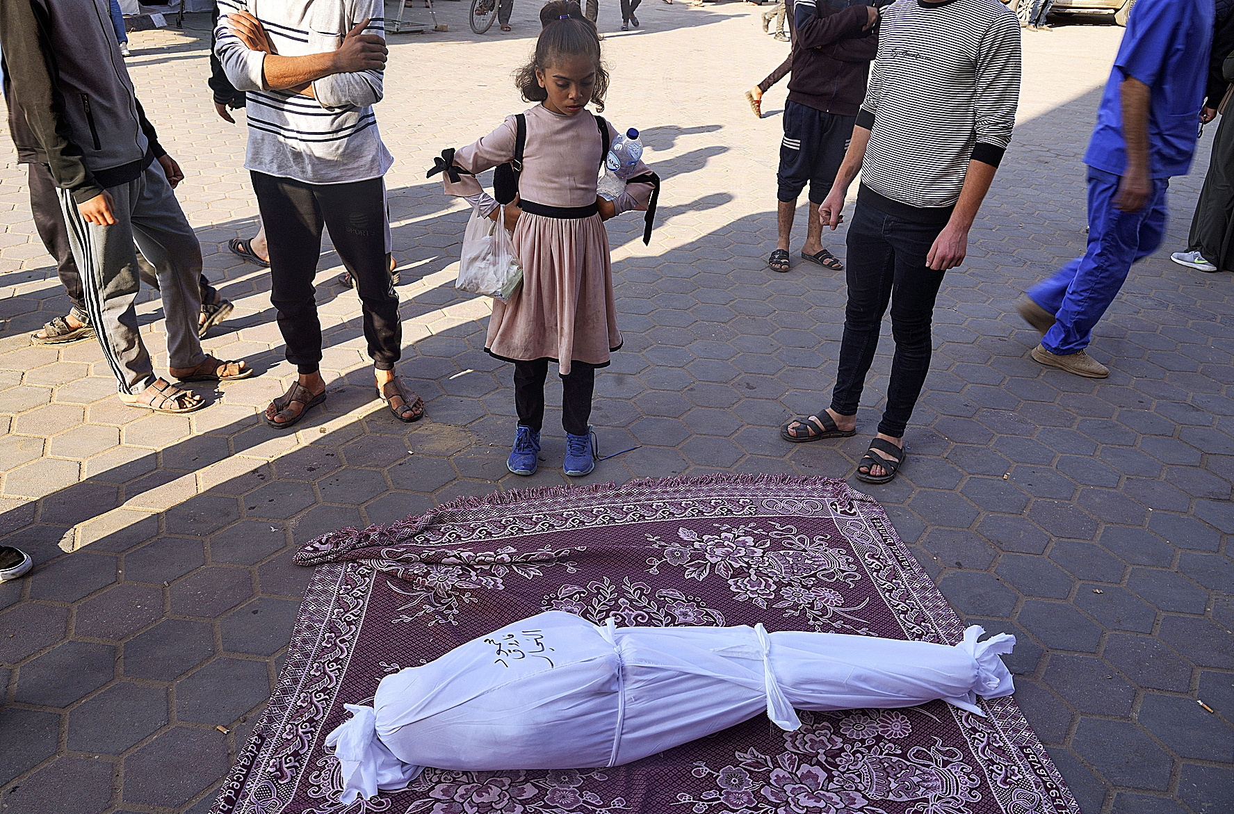 Palestinos lloran a familiares muertos en el bombardeo israelí de la Franja de Gaza frente a la morgue de Deir al Balah el lunes 4 de diciembre de 2023.