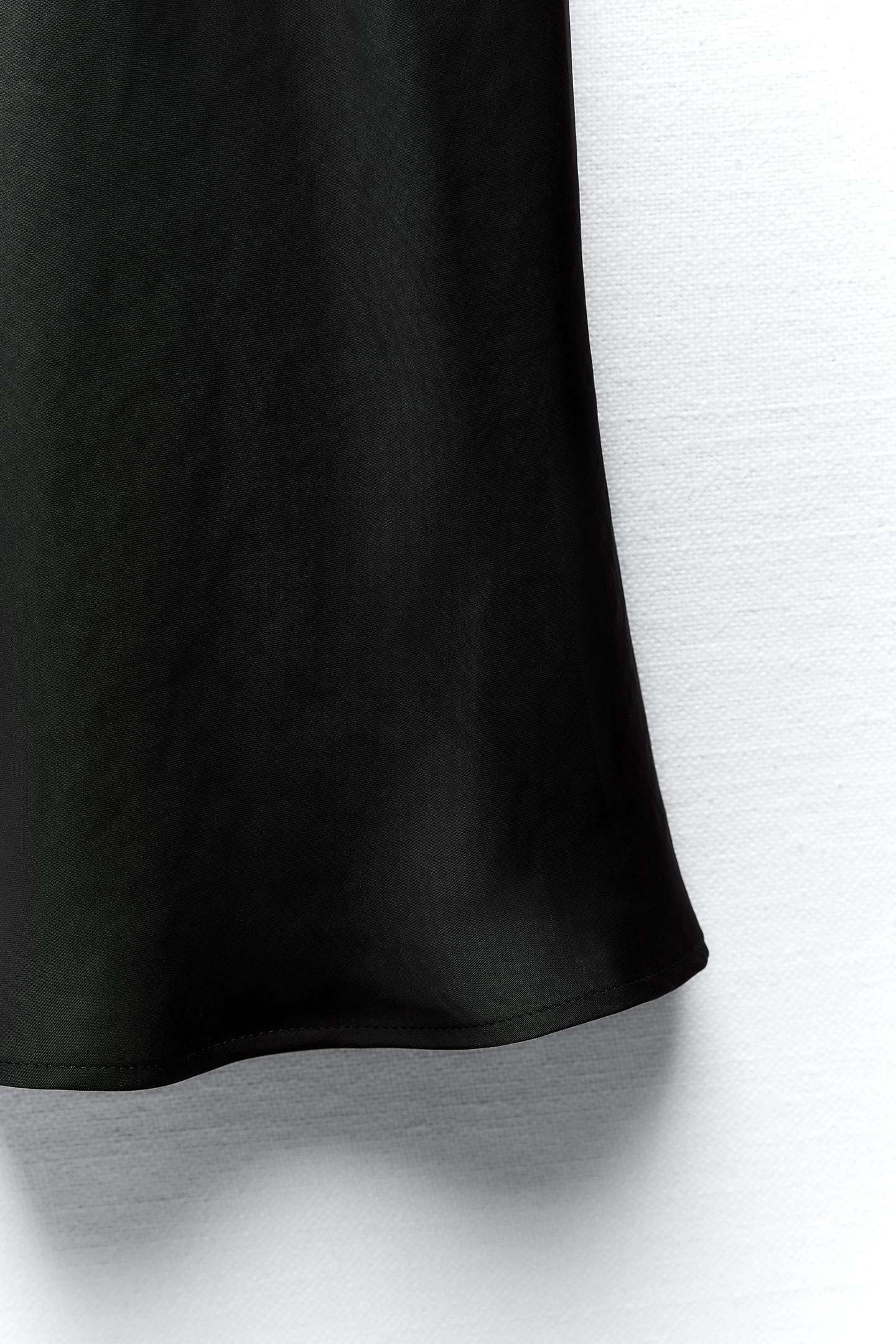 La falda negra satinada que te hará el look perfecto para Nochevieja
