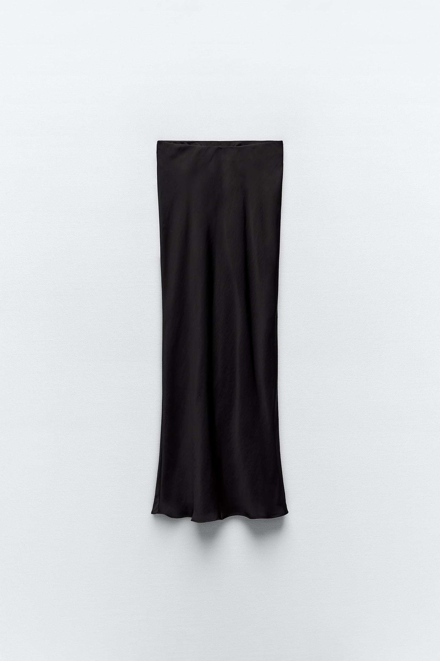 La falda negra satinada que te hará el look perfecto para Nochevieja