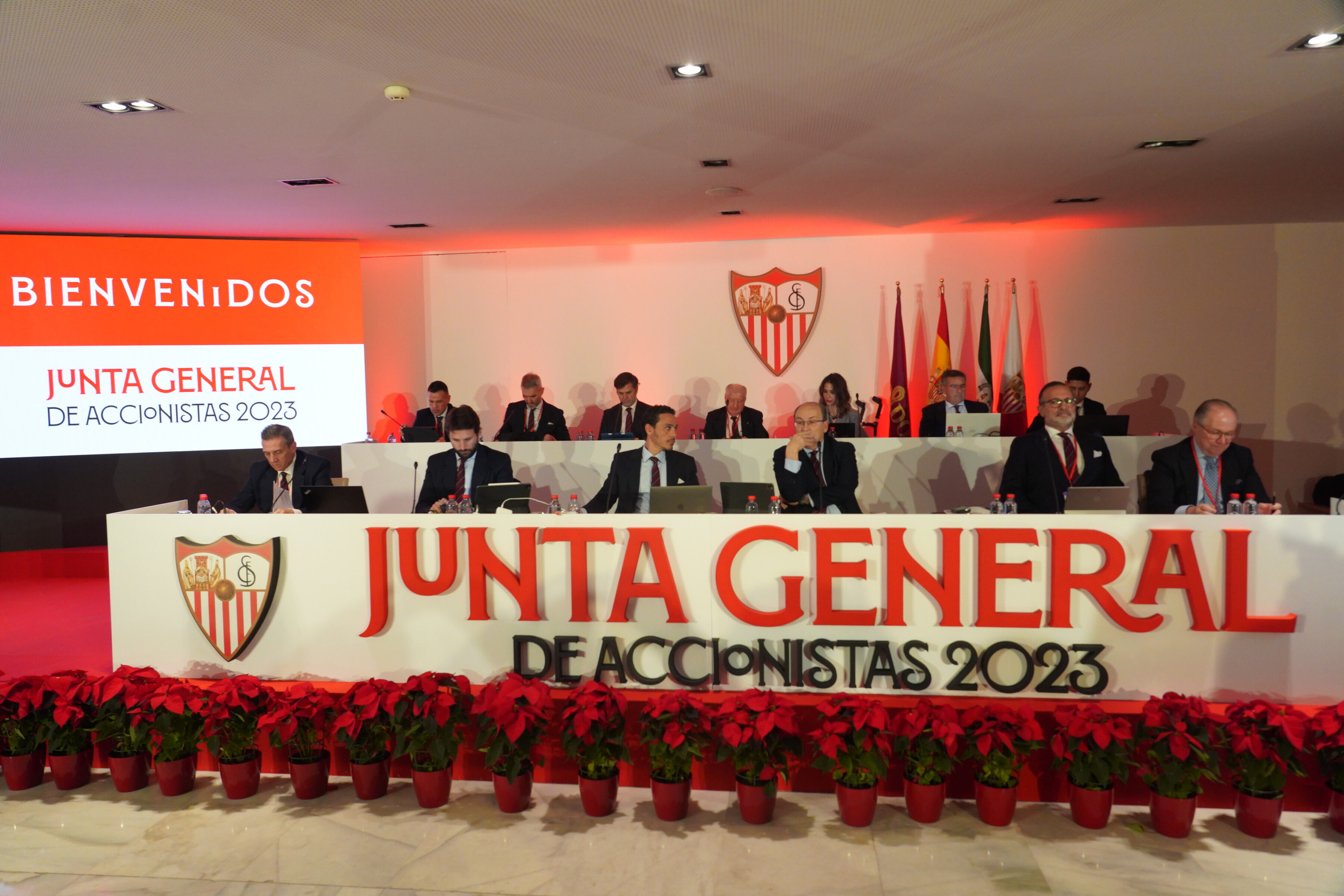 La Junta General de Accionistas del Sevilla, reunida el lunes.