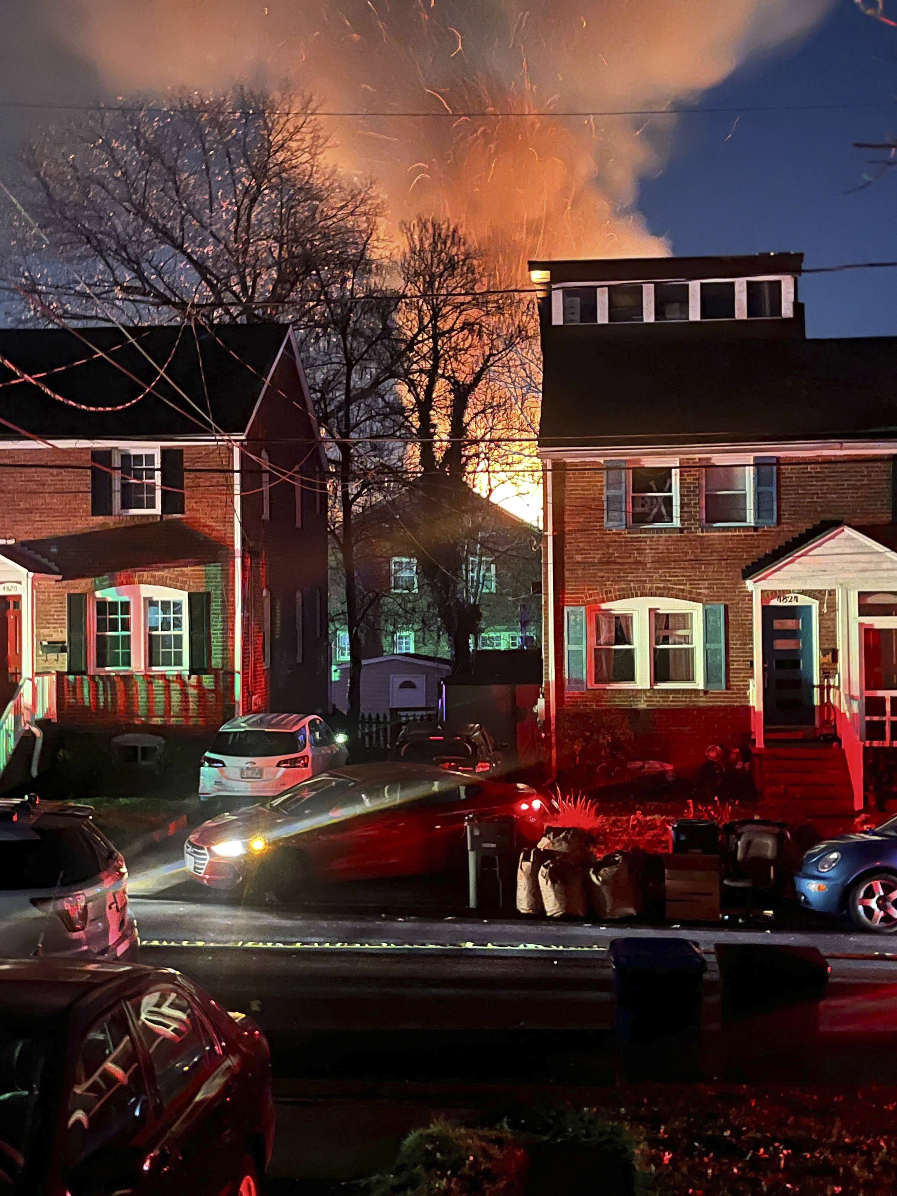 Una explosión destruye una casa en Arlington mientras la policía intentaba ejecutar una orden de registro