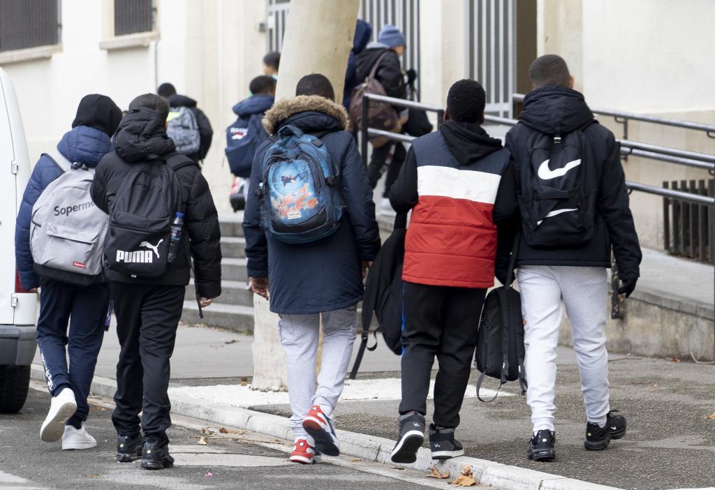 Un grupo de estudiantes entrando en su colegio.