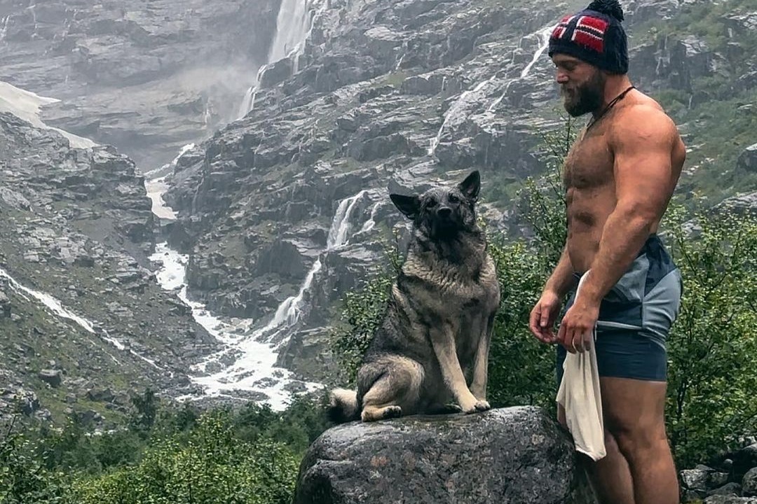 Stornes con su perro en las montañas de Noruega.