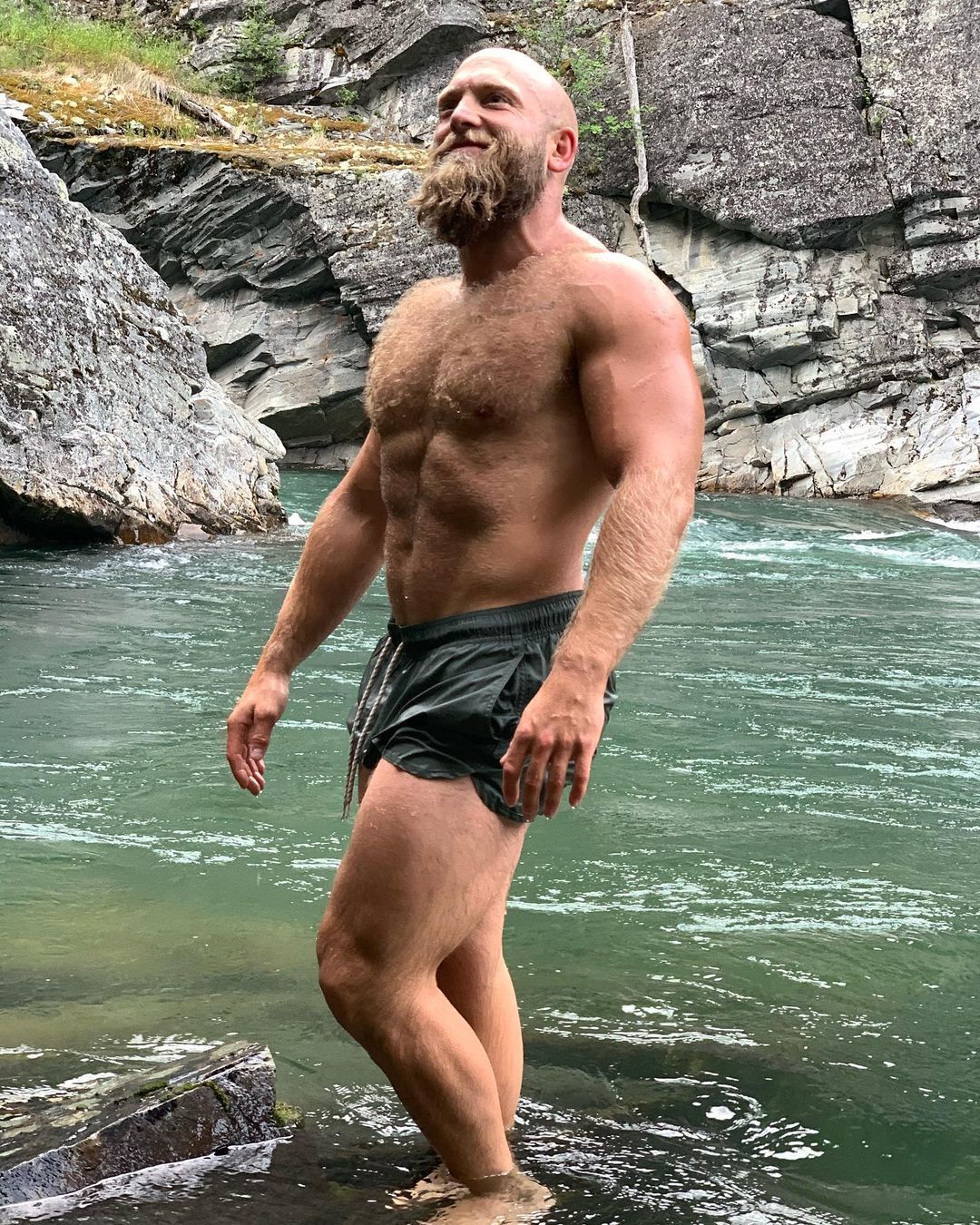 El noruego en una cascada natural.