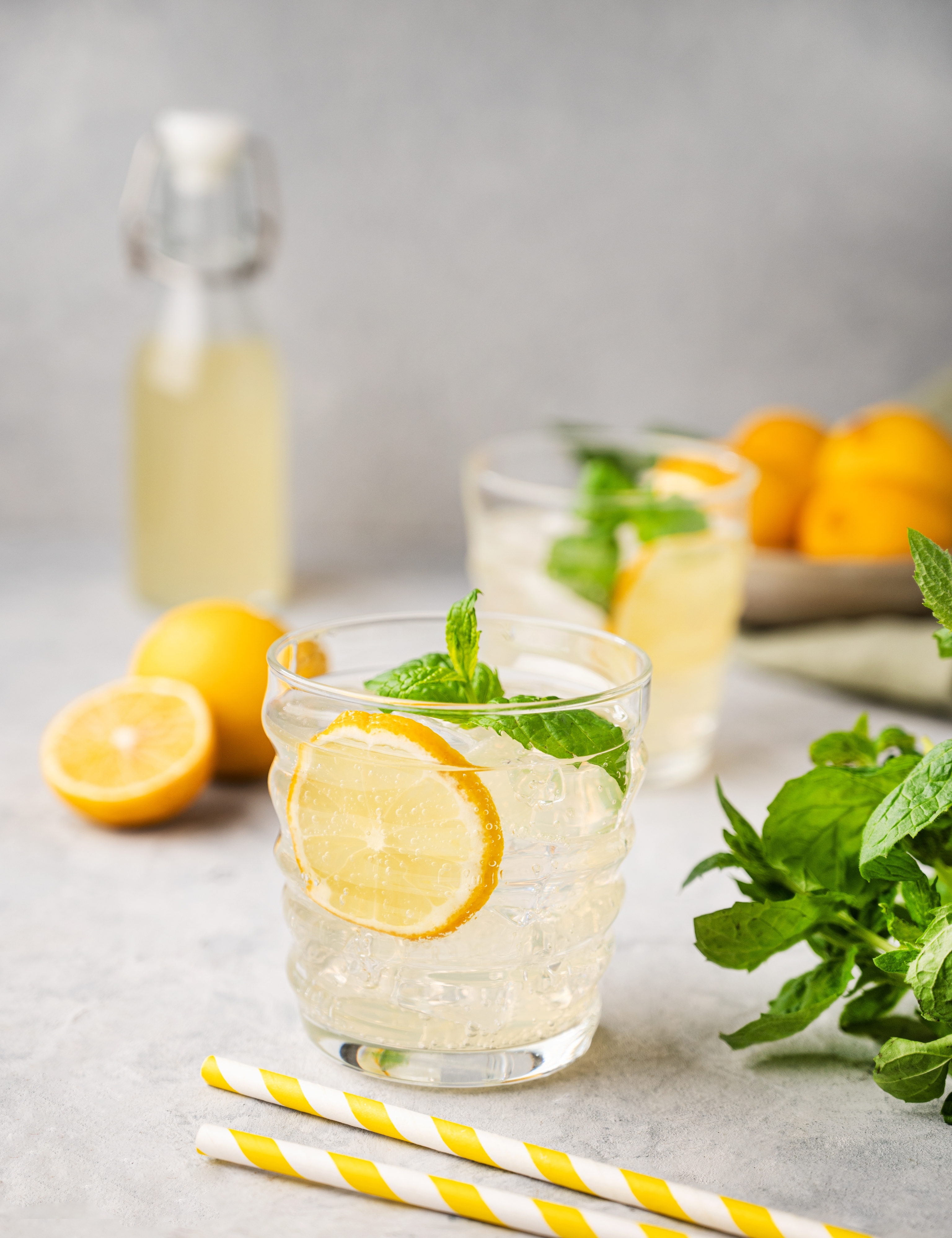 Un limón exprimido en un vaso de agua, la mejor dieta detox para depurar toxinas.
