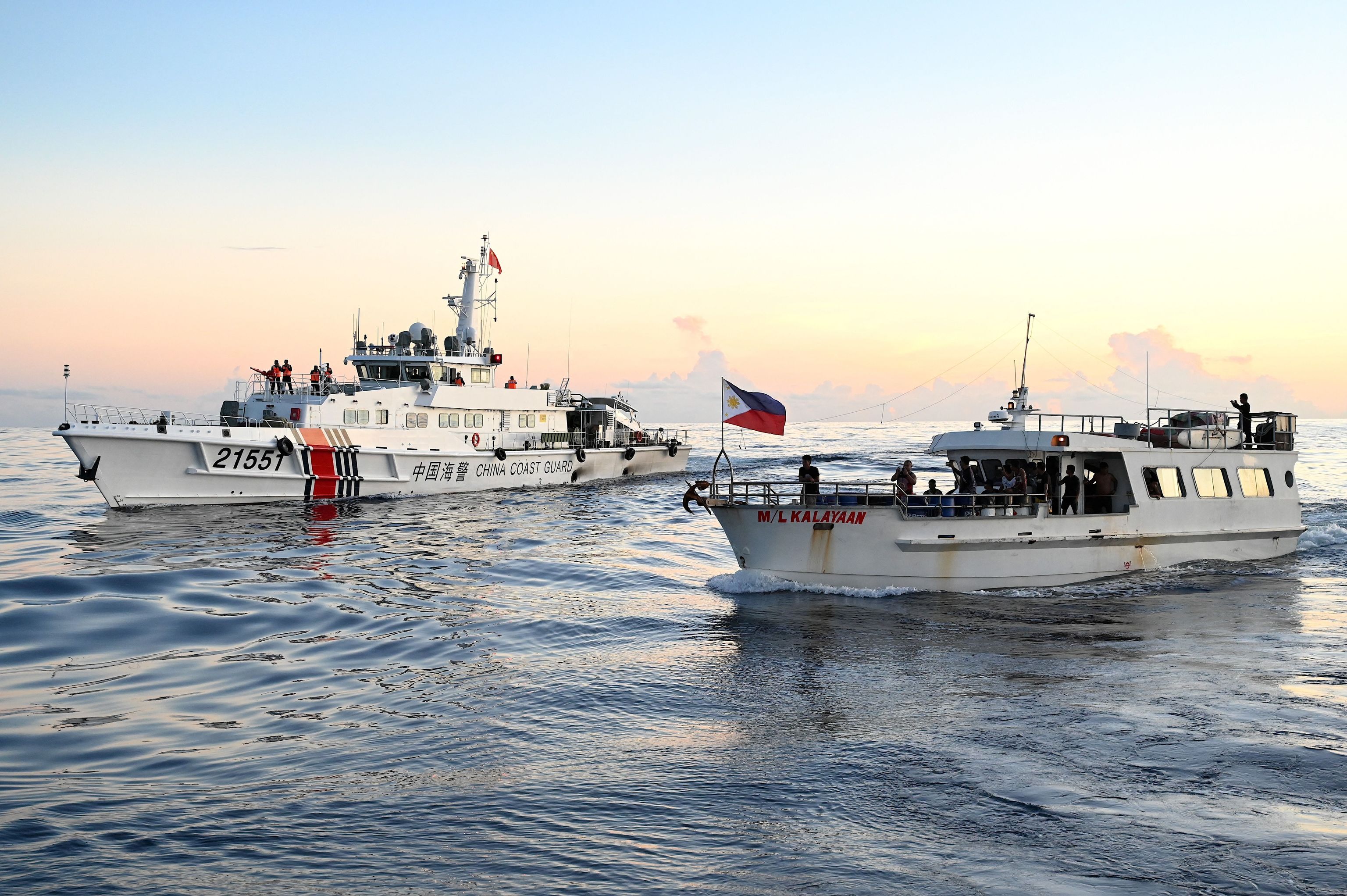 Un buque de la Guardia Costera de China bloquea el barco de suministros durante una misión para entregar provisiones en en el Mar de China