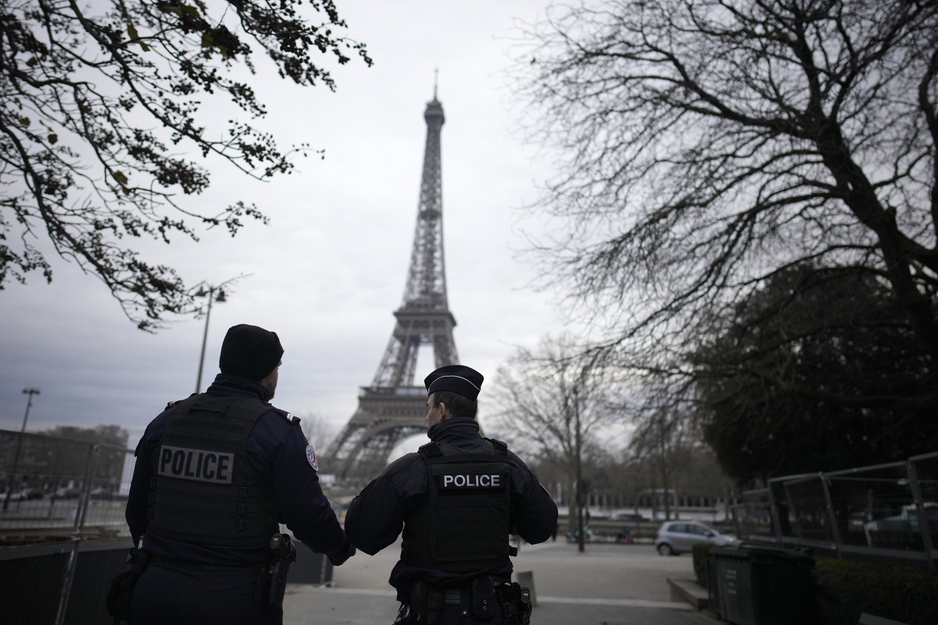 Policías franceses montan guardia cerca de la Torre Eiffel después de que un hombre atacara a transeúntes el sábado, matando a un turista alemán con un cuchillo y lesionando a dos personas más