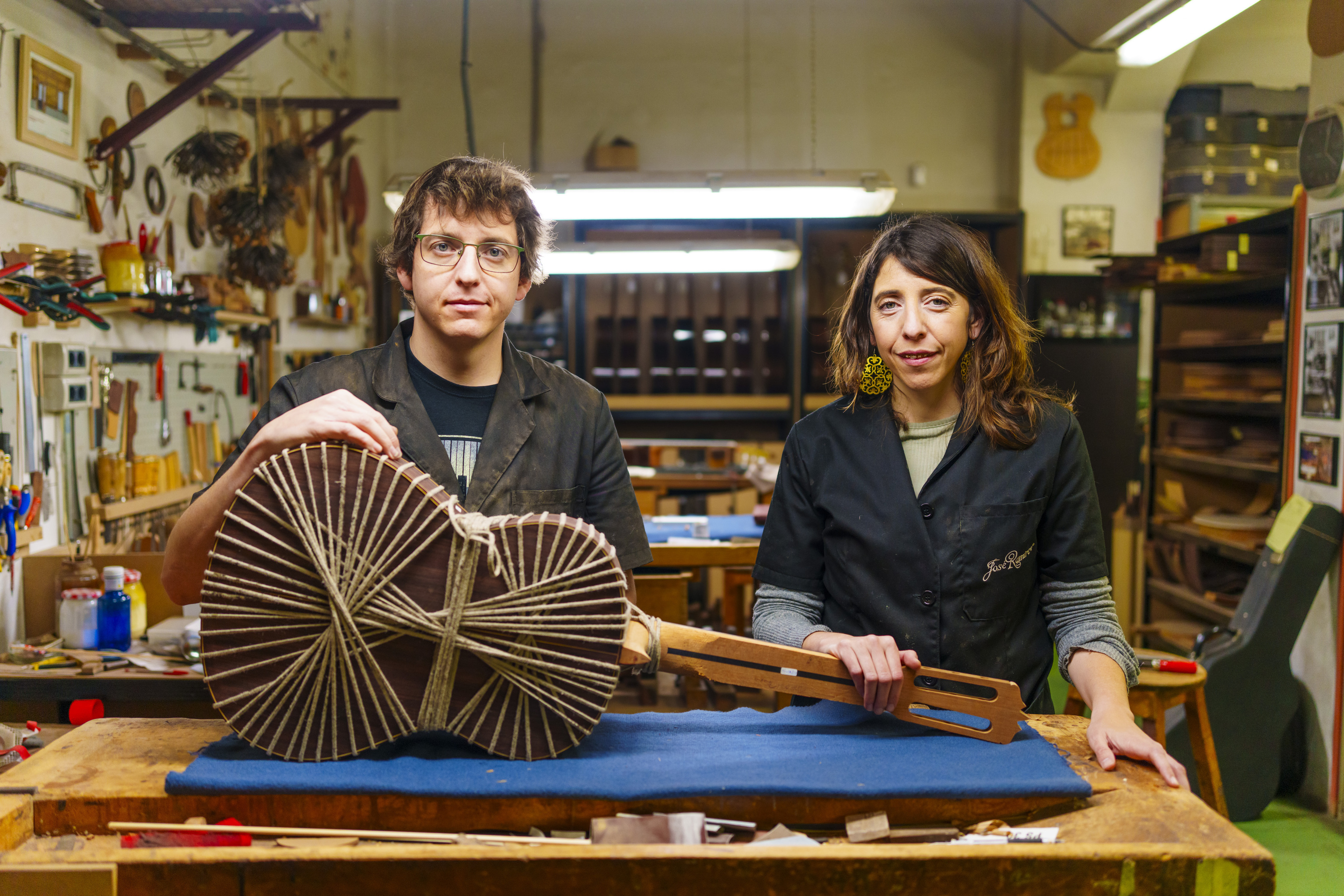 Jose Enrique y Cristina, quinta generacin de Guitarras Ramrez, en su taller artesanal.