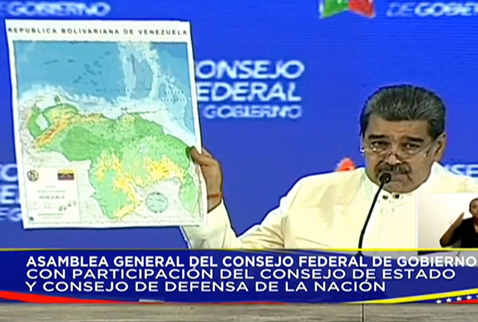 Maduro muestra el nuevo mapa de Venezuela con El Esequibo anexionado en un acto del Consejo Federal del Gobierno y del Consejo de Defensa este martes.