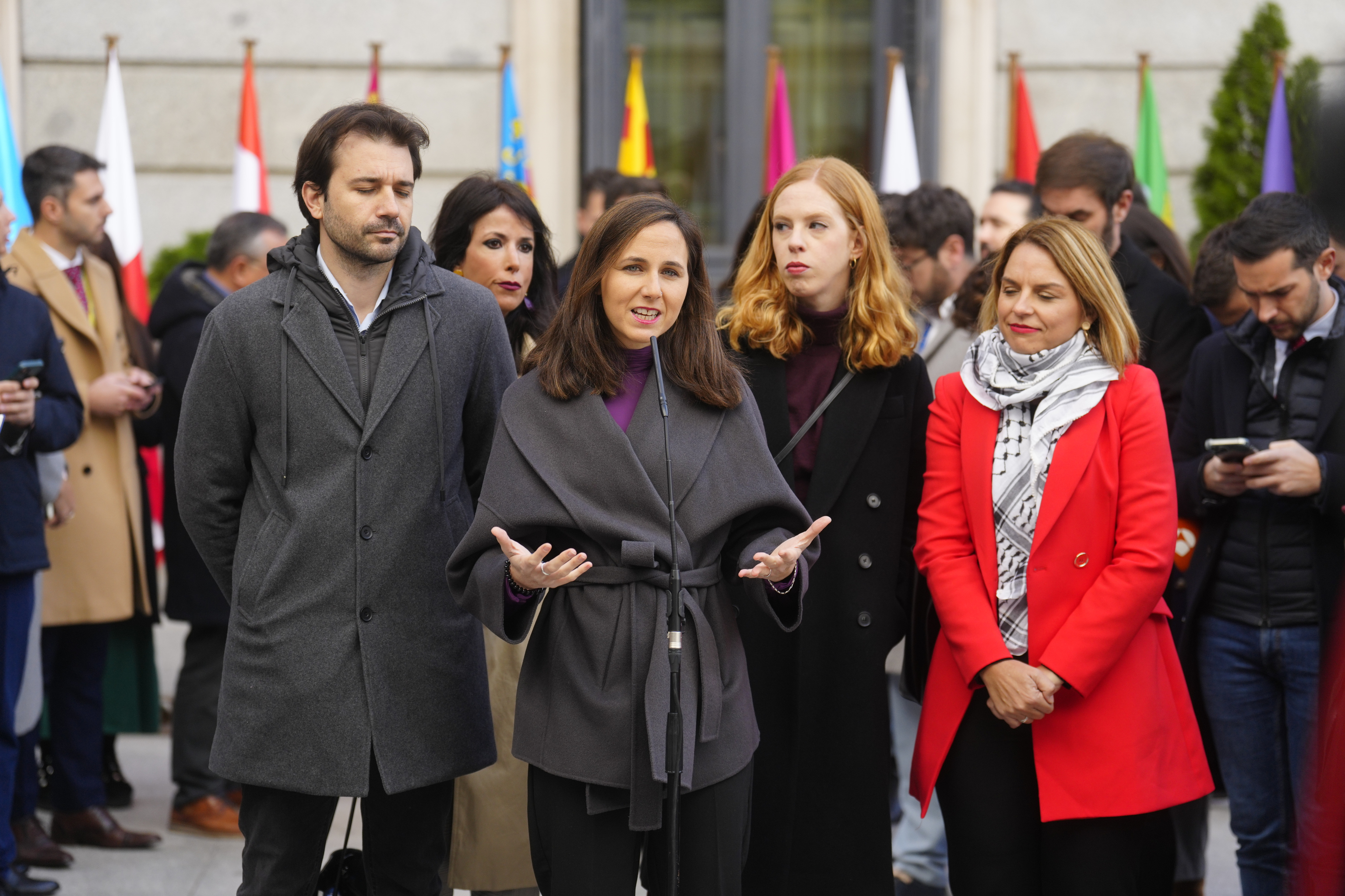 Ione Belarra, with the four Podemos deputies, attends to the media in Congress.