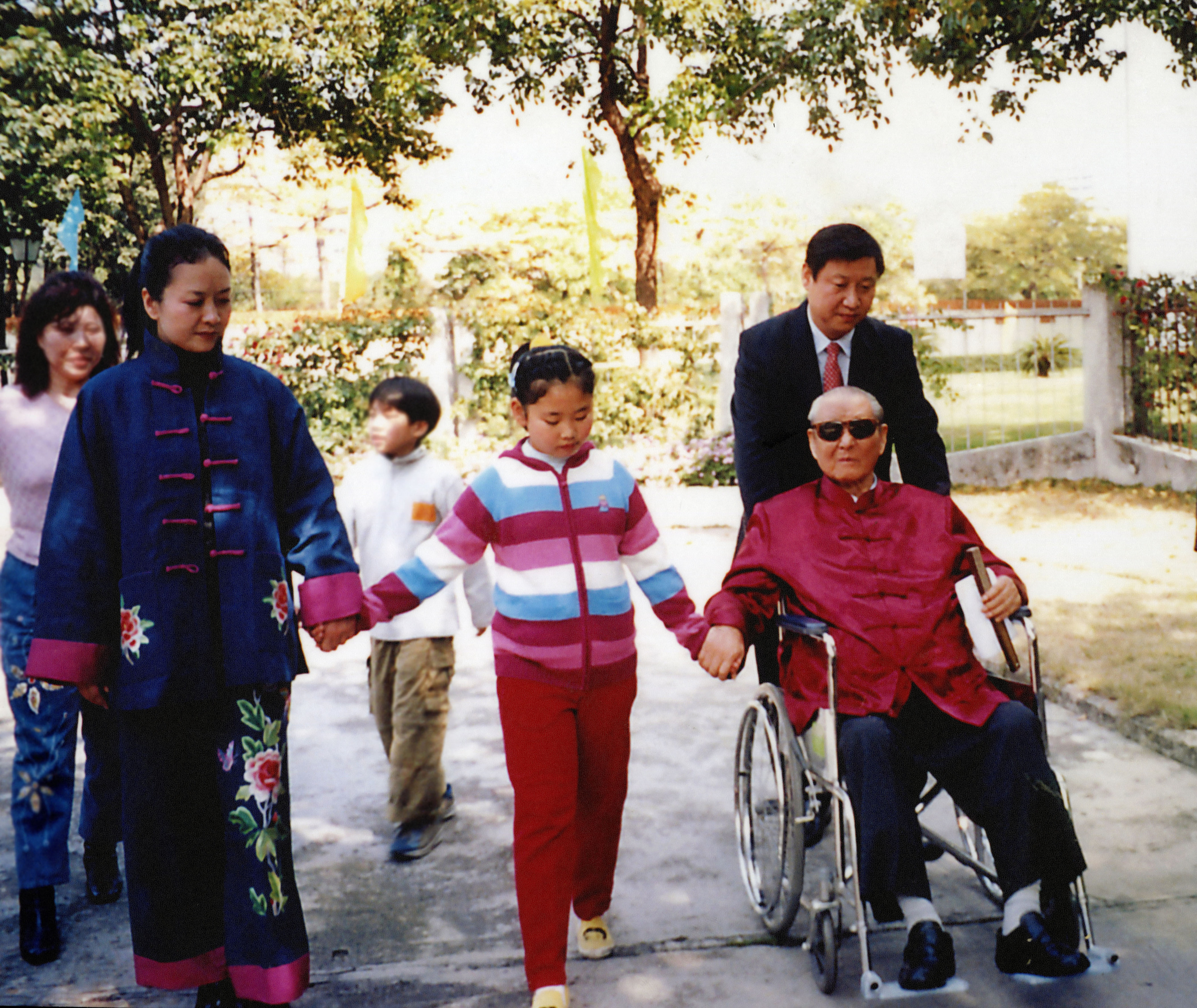 A la derecha, Xi Jinping junto a su padre Xi Zhongxun, su hija y su mujer.