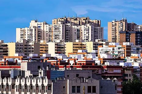Varios bloques de viviendas en el horizonte de Madrid.