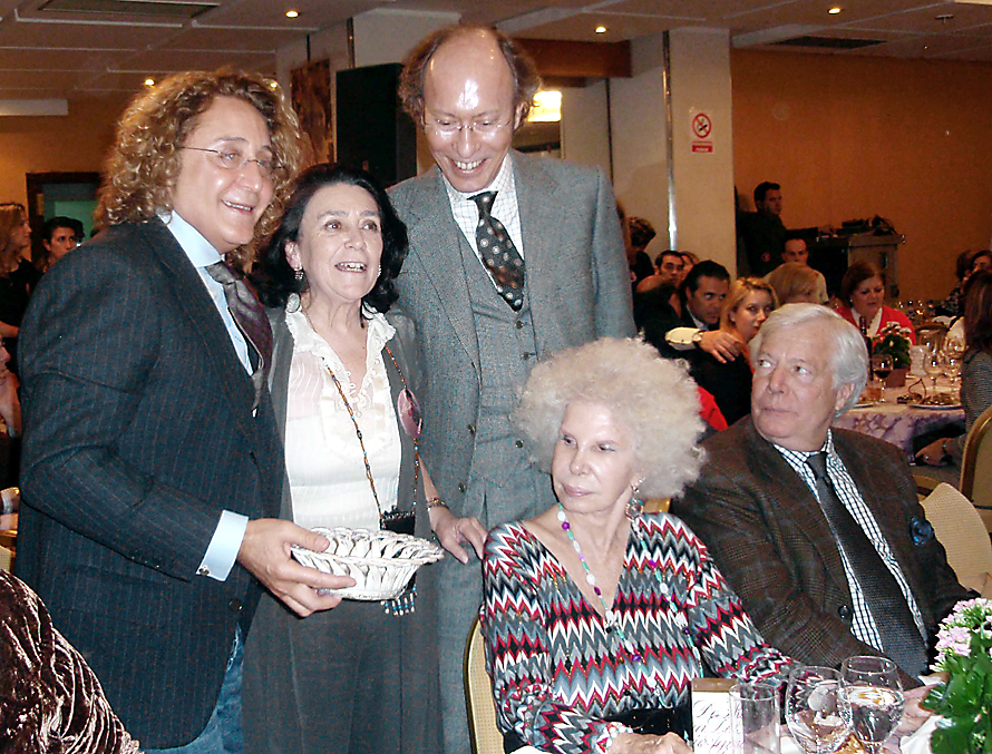 Nicolas Puech con la duquesa de Alba y Victorio & Lucchino en el Rastrillo de Nuevo Futuro en Sevilla en 2008.