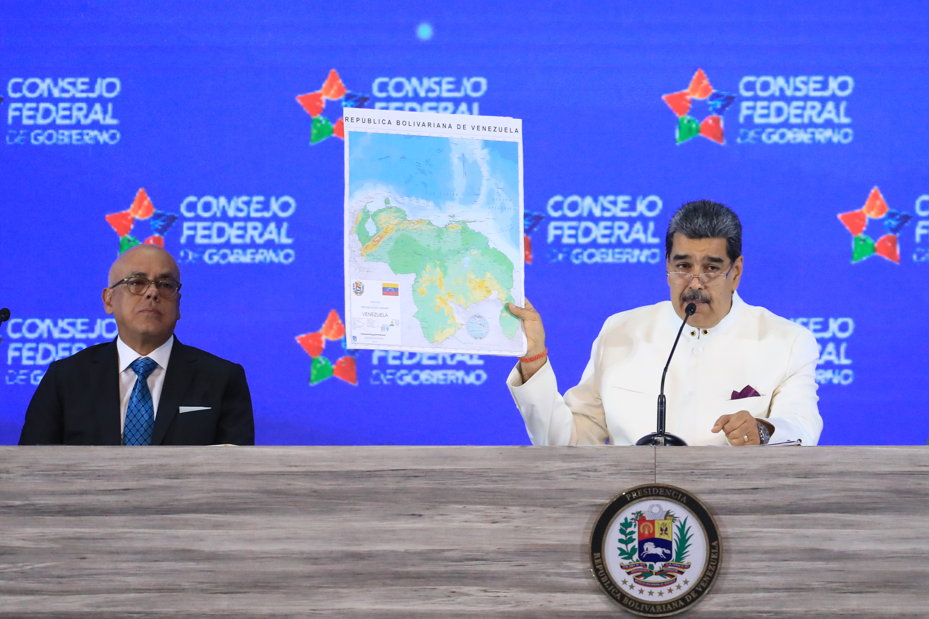 Nicolás Maduro sostiene un mapa de Venezuela en Caracas.