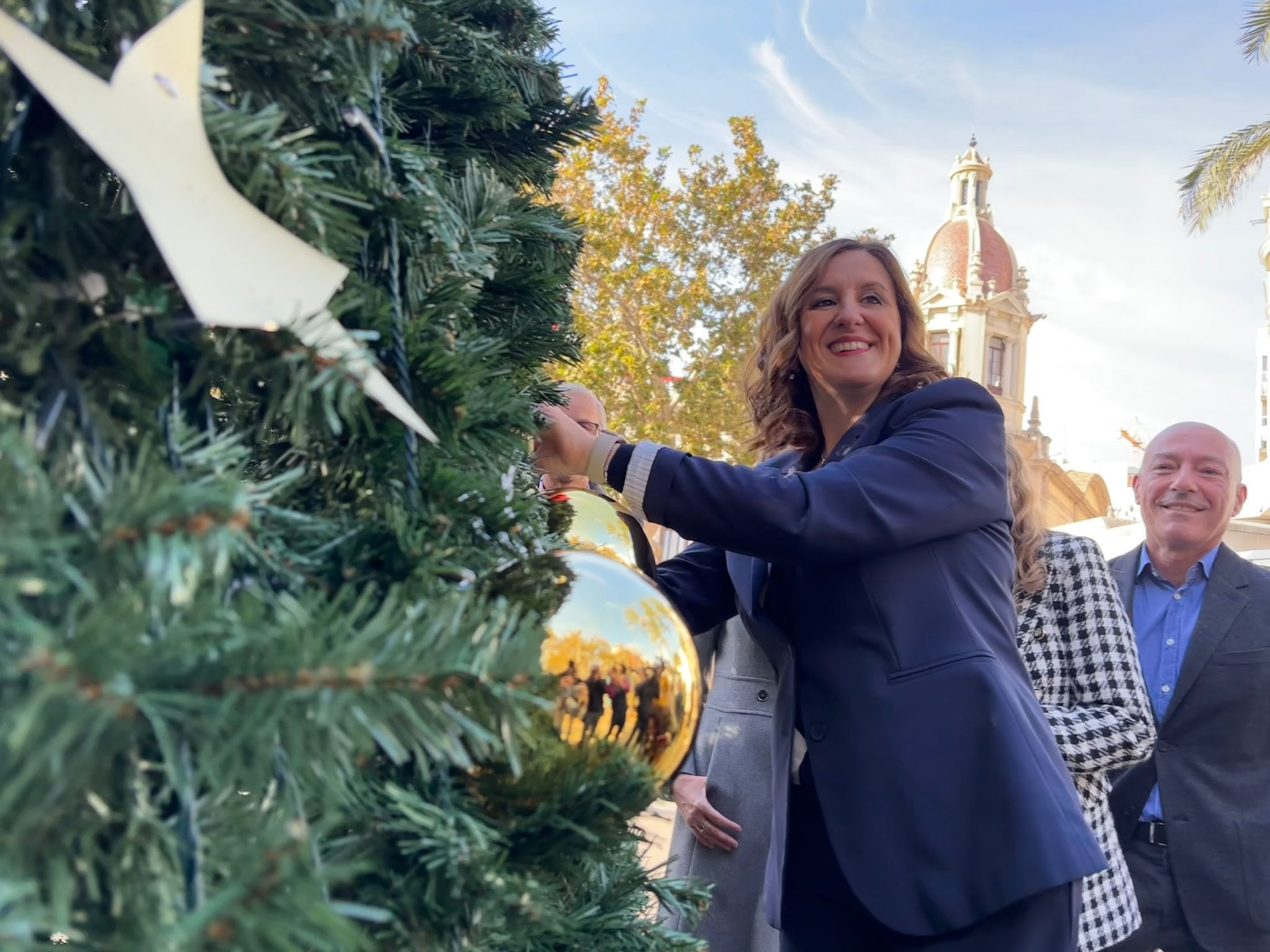 María José Catalá, junto al árbol de Navidad en el Ayuntamiento.