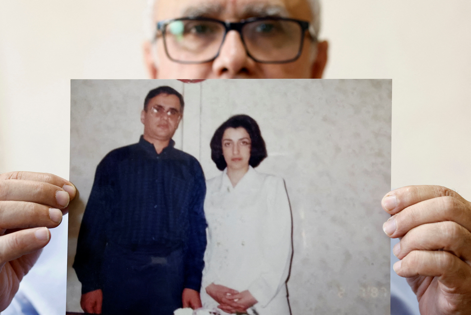 El marido de Narges Mohammadi, Premio Nobel de la Paz 2023, con una foto donde posa con su mujer, encarcelada actualmente.