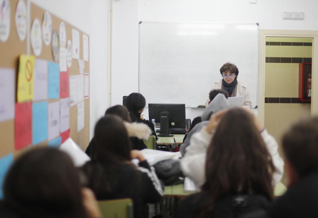 Una profesora imparte clase en un instituto valenciano.