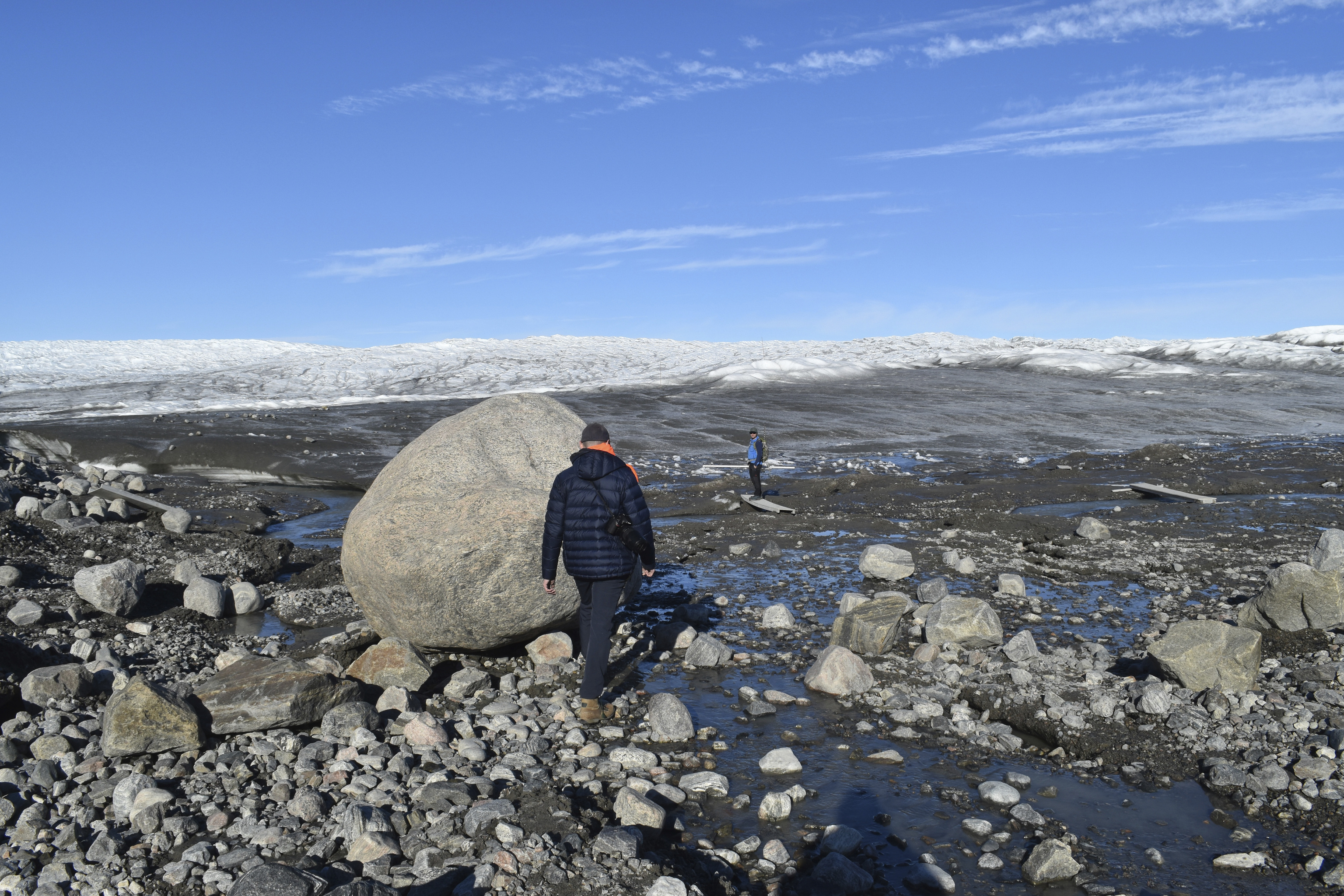 Investigadores en el borde de la capa de hielo de Groenlandia.
