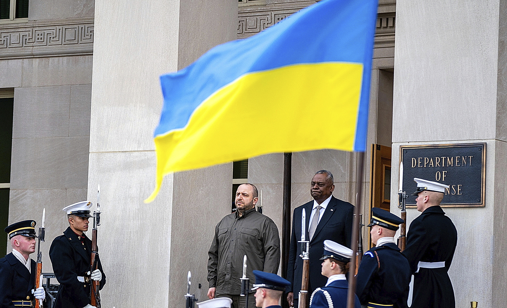 El secretario de Defensa, Lloyd Austin (derecha), participa en una ceremonia de cordón de honor reforzada que da la bienvenida al ministro de Defensa ucraniano, Rustem Umerov (izquierda), al Pentágono en Arlington, Virginia