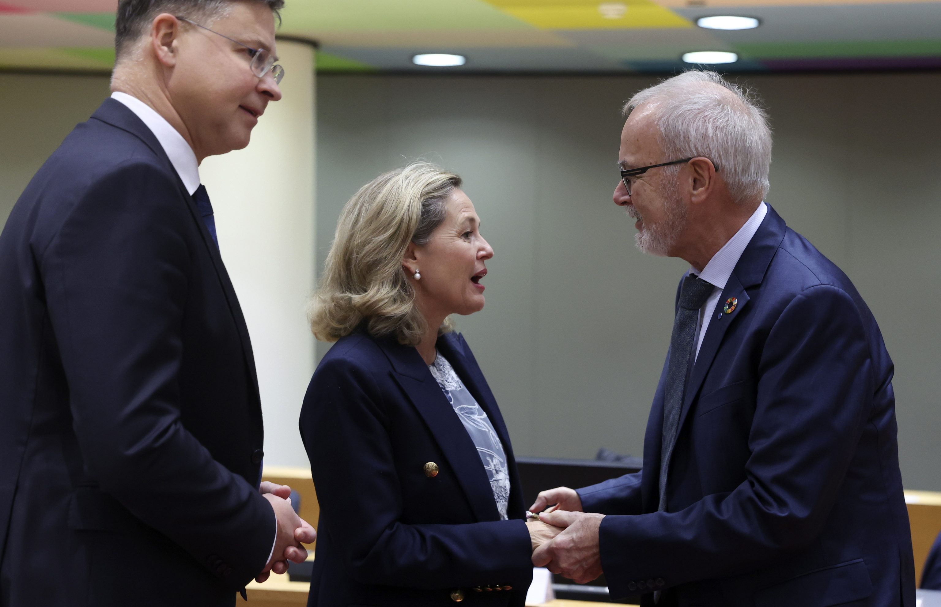 De izquierda a derecha,el vicepresidente de la Comisión Europea, Valdis Dombrovskis, la vicepresidenta primera, Nadia Calviño y el presidente del Banco Europeo de Inversiones, Werner Hoyer este viernes,