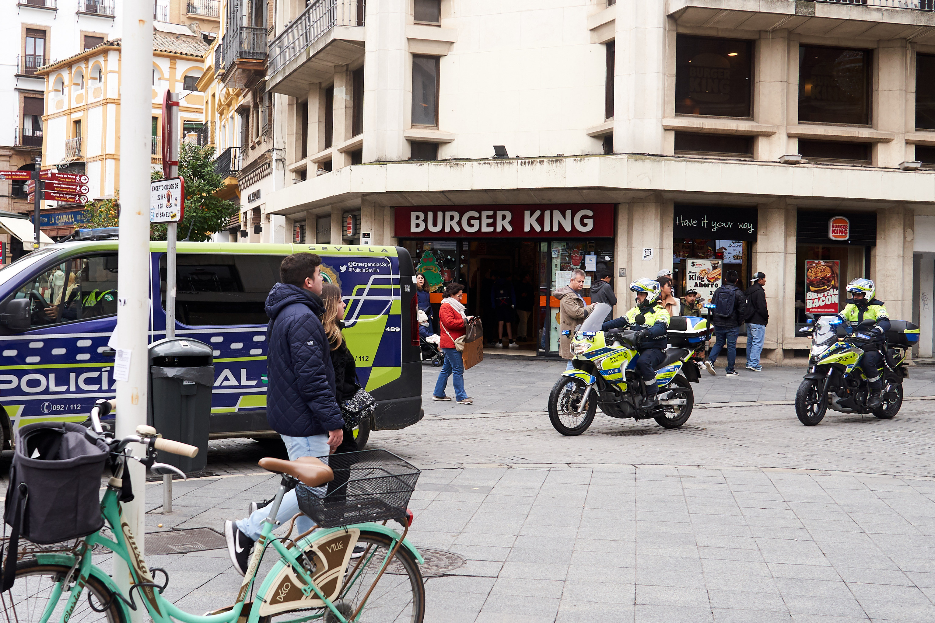 Policía local, patrullando por el centro de Sevilla.