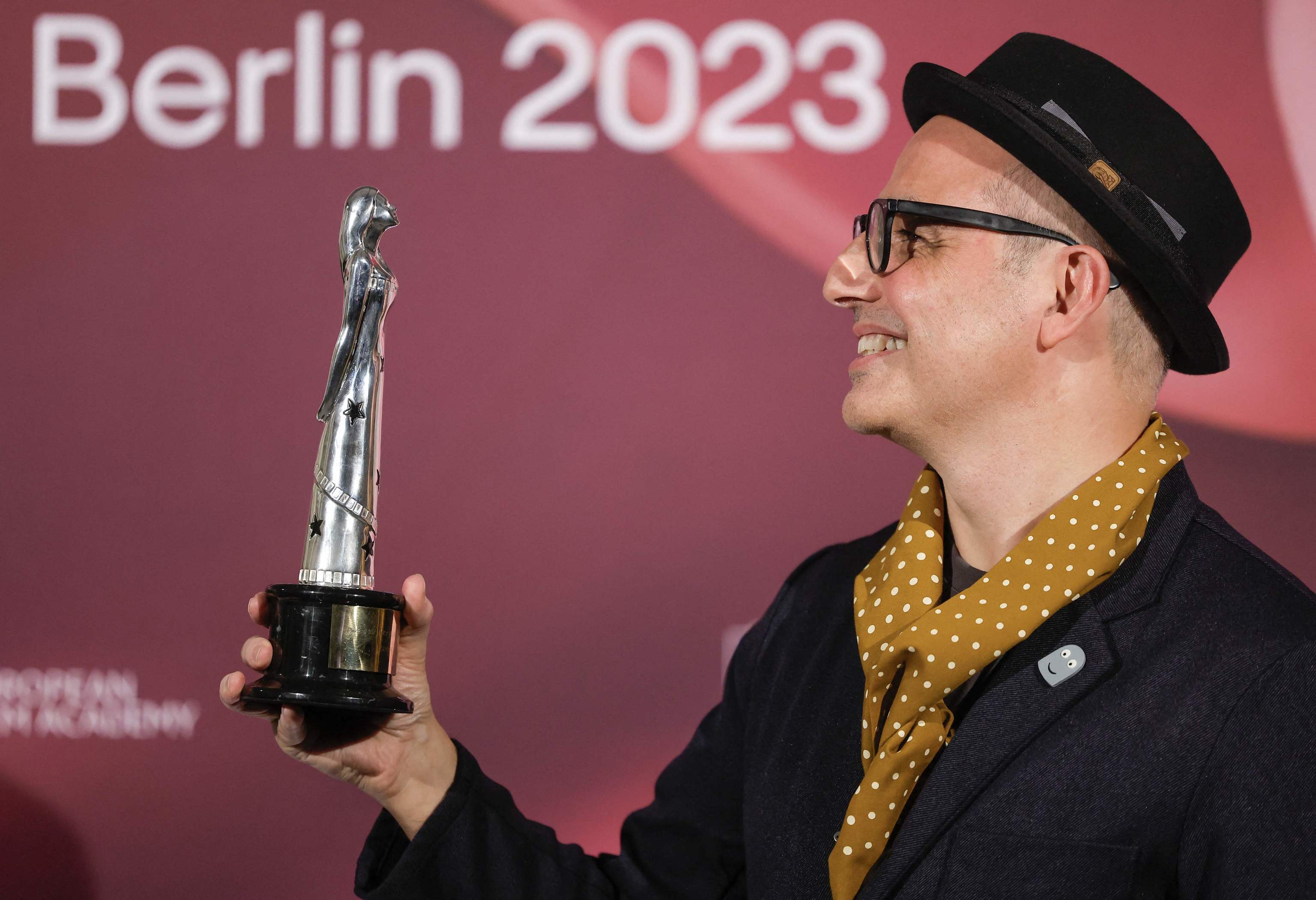 Pablo Berger con su premio por 'Robot Dreams'.