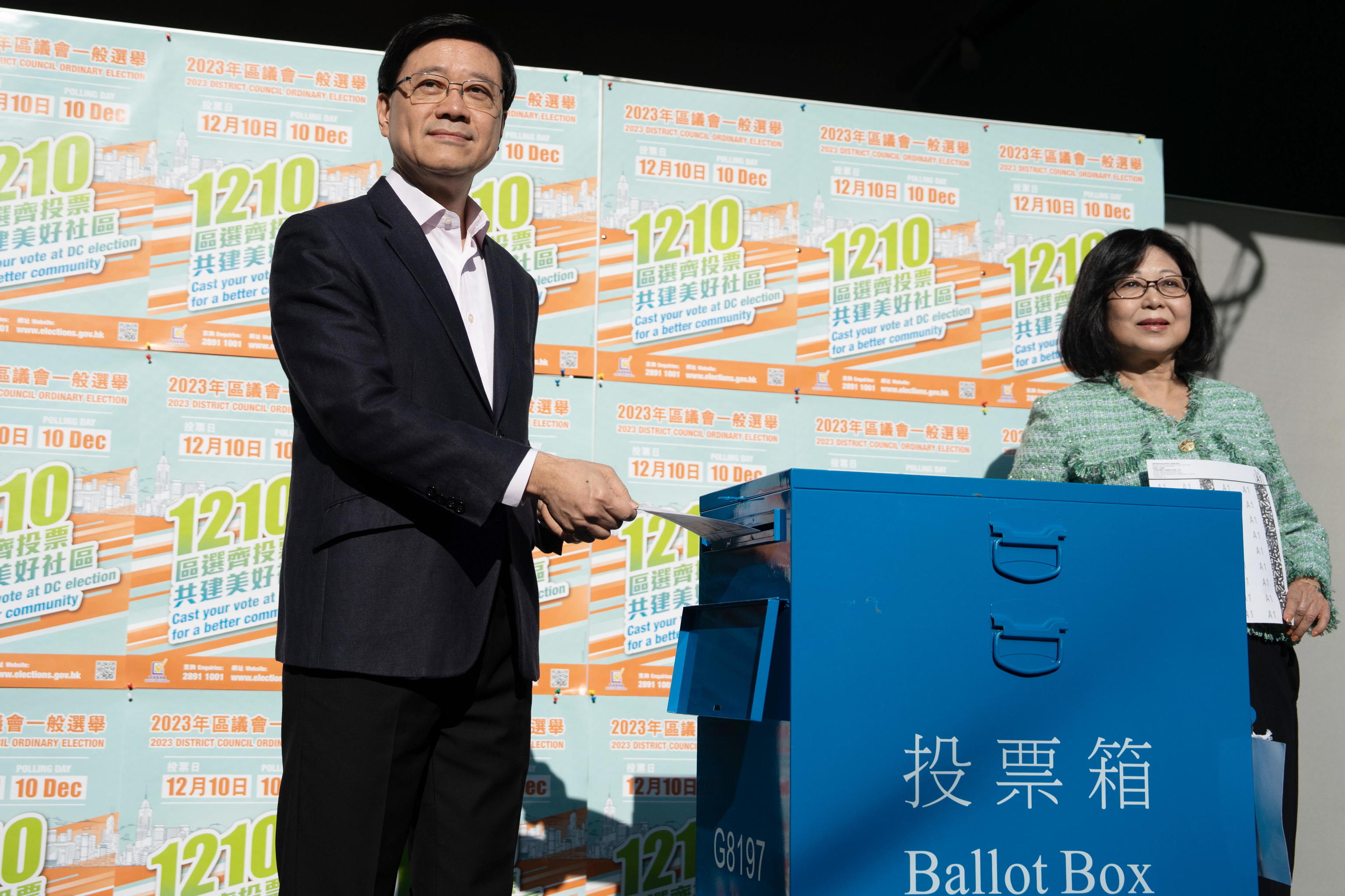 El jefe del Ejecutivo de Hong Kong, John Lee, deposita su voto.